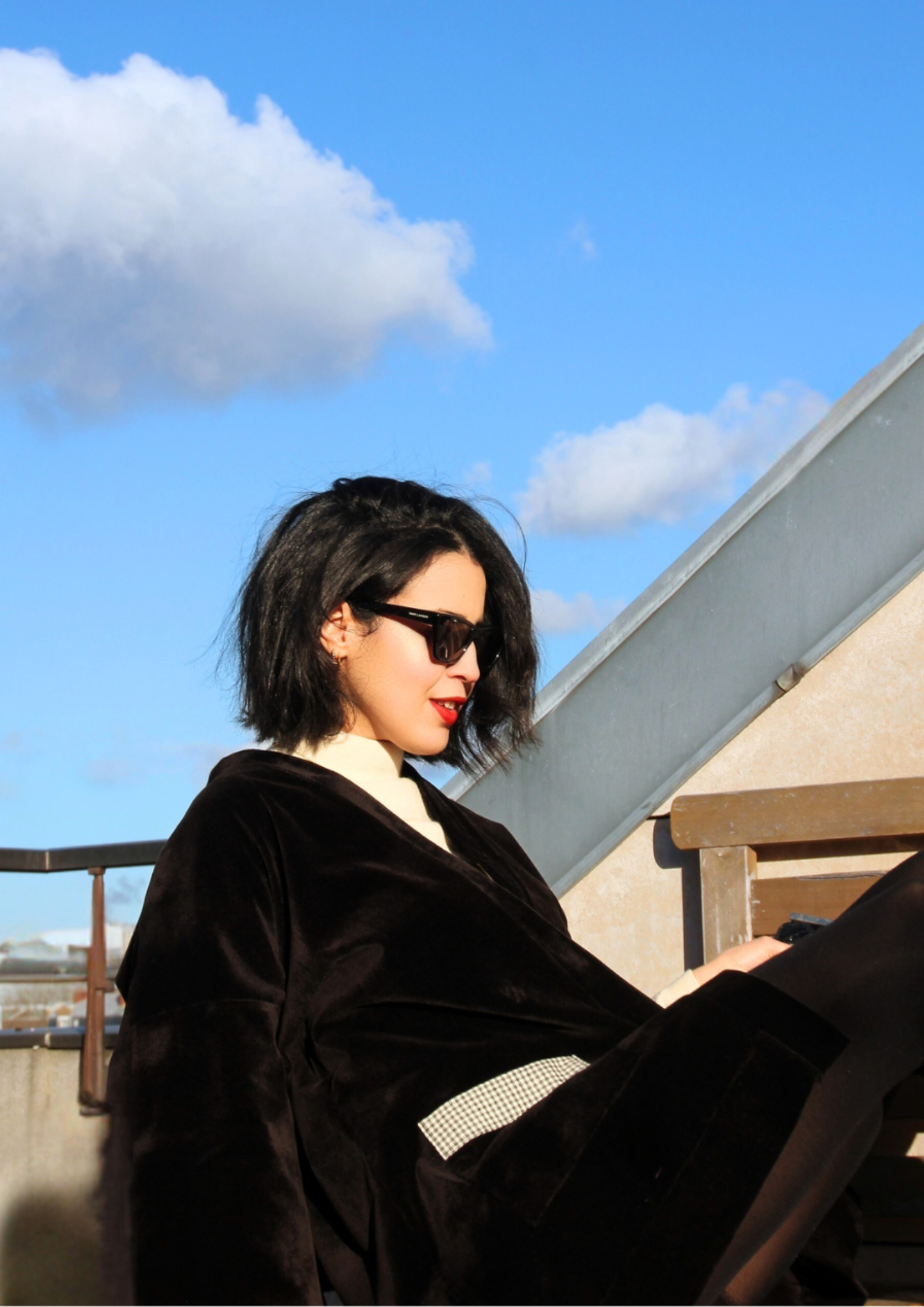 Femme portant élégamment un kimono court en velours côtelé noir et empiècement en laine vichy. L'élégance assumée, le chic décomplexé.