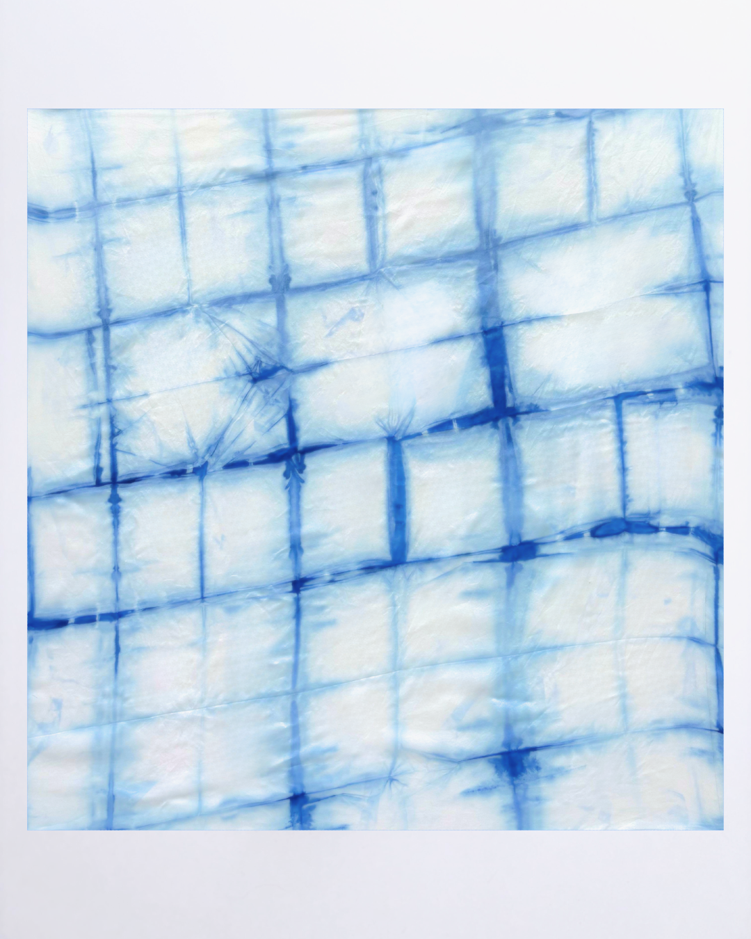 Carré en soie 70x70 cm en soie pongé teint à la main à Paris selon la technique Shibori – motif Itajime Carré