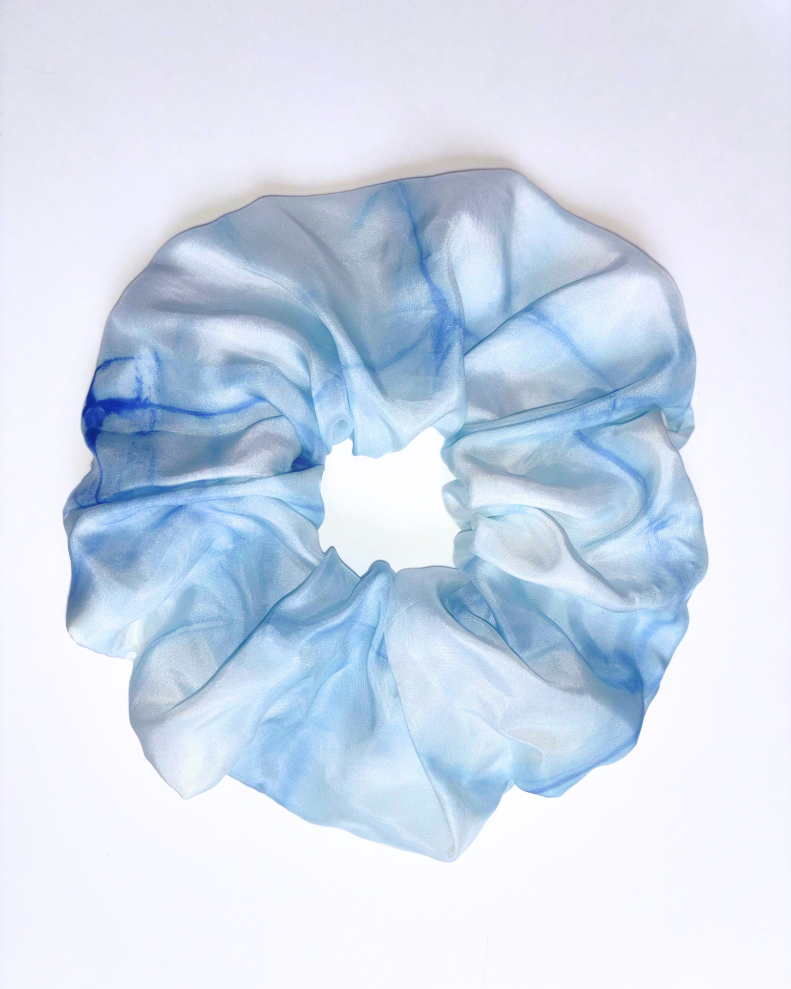 Chouchou Maxi en soie pongé teint à la main à Paris selon la technique Shibori – motif Itajime Carré