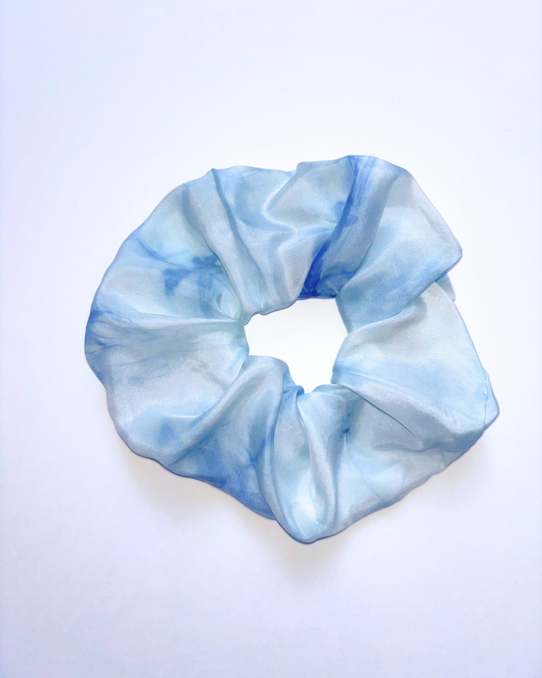 Chouchou Regular en soie pongé teint à la main à Paris selon la technique Shibori – motif Itajime