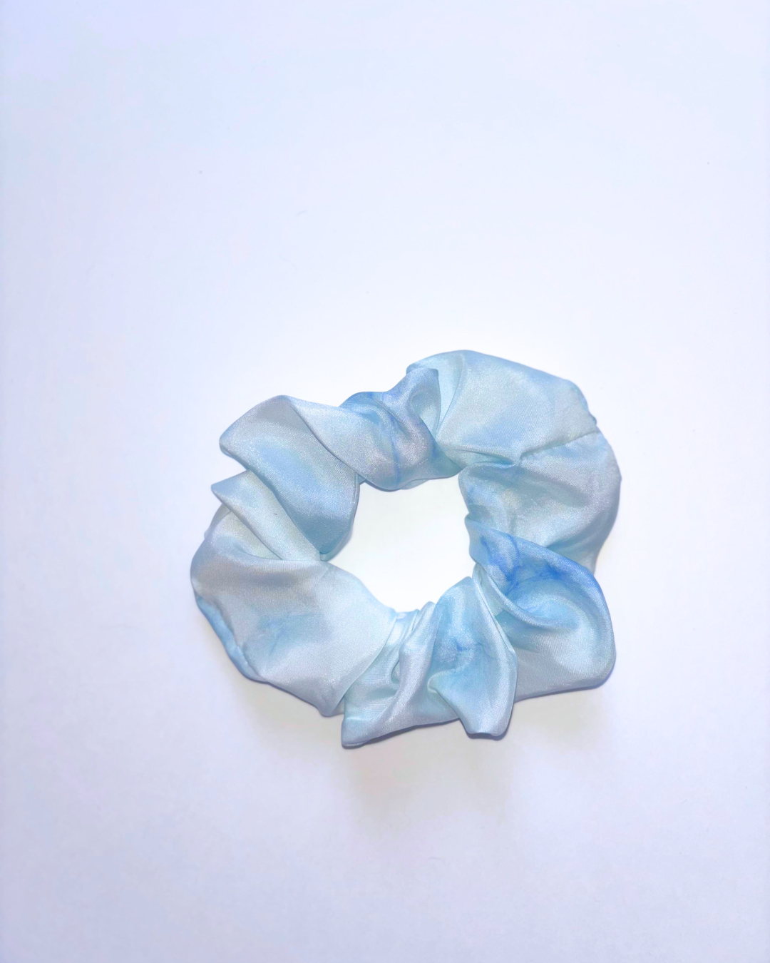 Chouchou Baby en soie pongé teint à la main à Paris selon la technique Shibori – motif Itajime Triangle