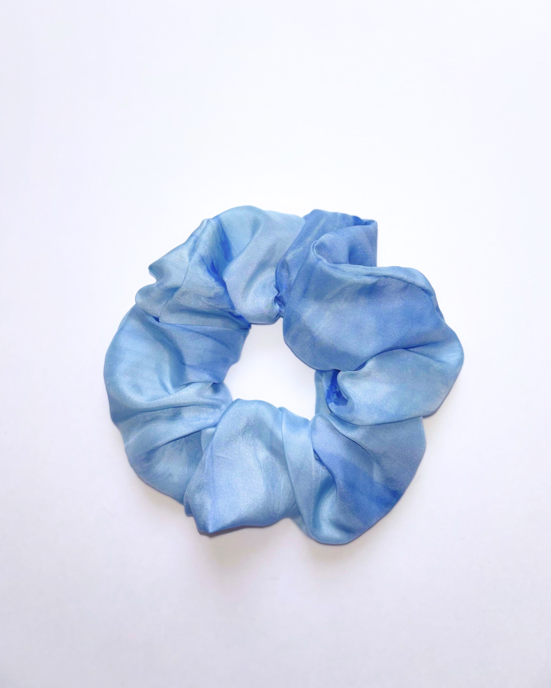 Chouchou Baby en soie pongé teint à la main à Paris selon la technique Shibori – motif Kanoko