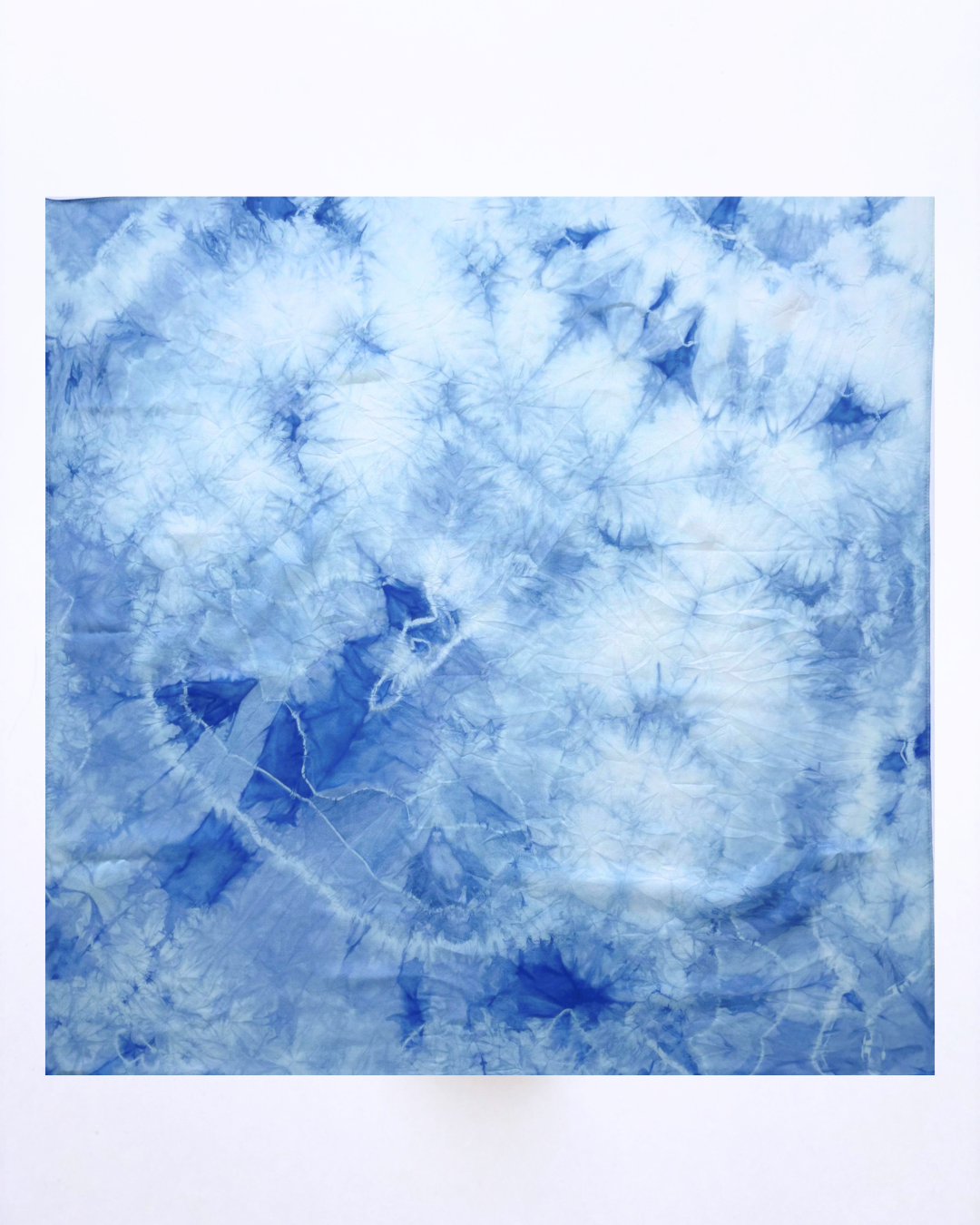 Carré en soie 70x70 cm noué en soie pongé teint à la main à Paris selon la technique Shibori – motif Scrunch