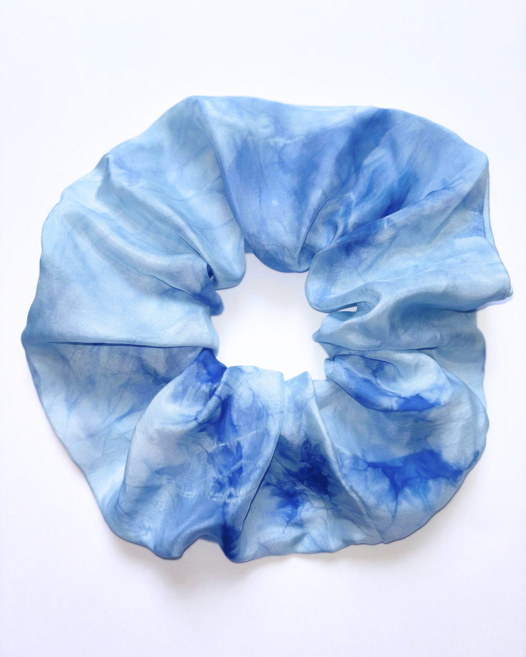 Chouchou Maxi en soie pongé teint à la main à Paris selon la technique Shibori – motif Scrunch