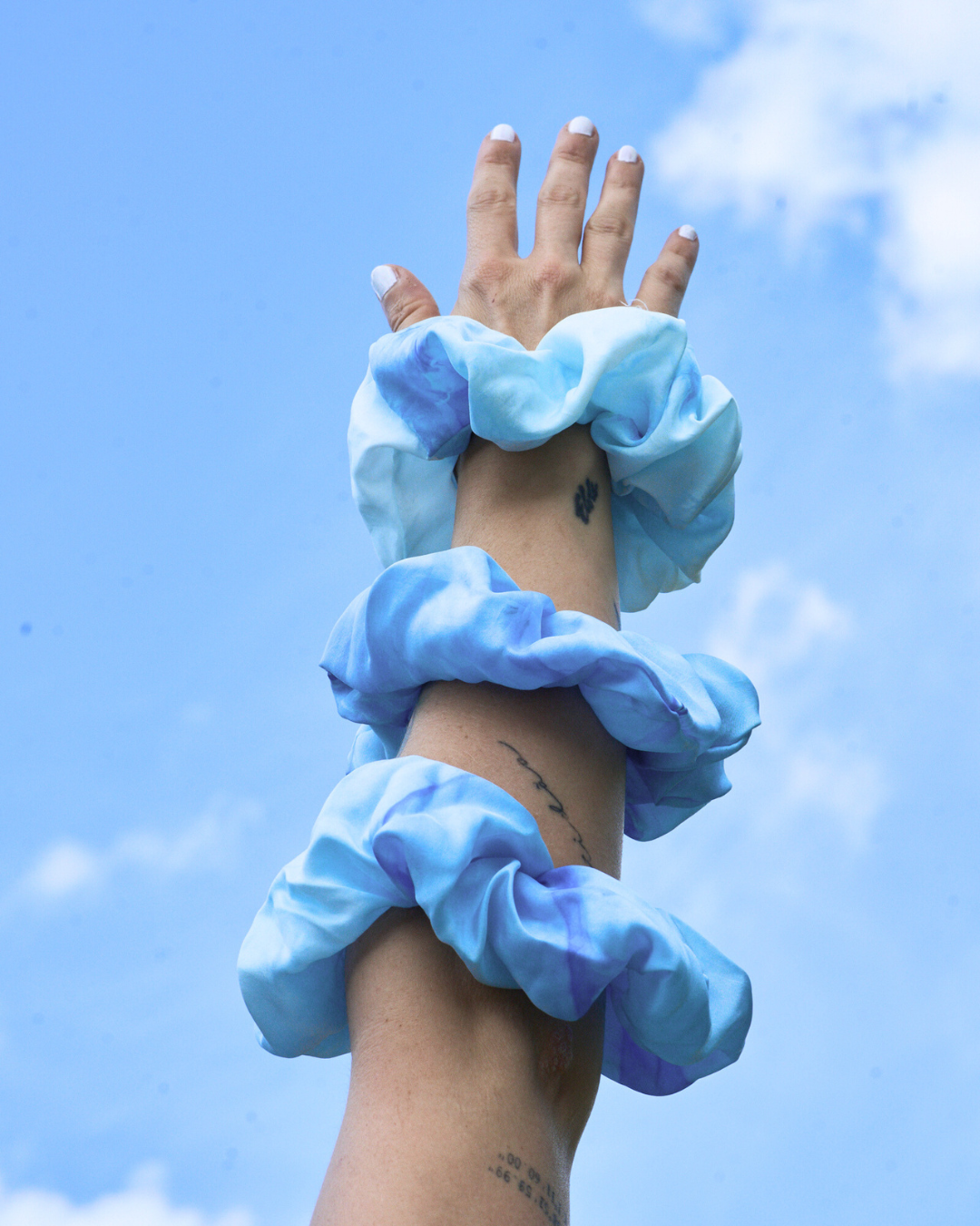 Packshot chouchous en soie pongé teint à la main à Paris selon la technique Shibori – motif Scrunch