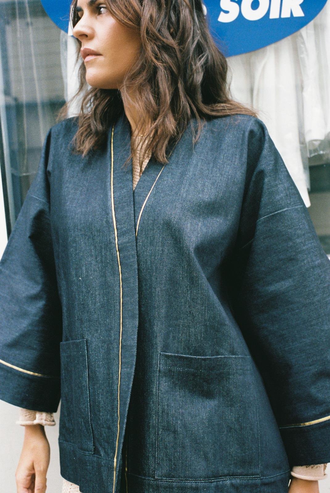 Atelier Sarita – Kimono Eugène en denim bleu foncé avec liseré doré en soie vintage. Veste kimono parisienne durable, inspirée de l’architecture haussmannienne, confectionnée à la main à Paris à partir de matières naturelles et recyclées.