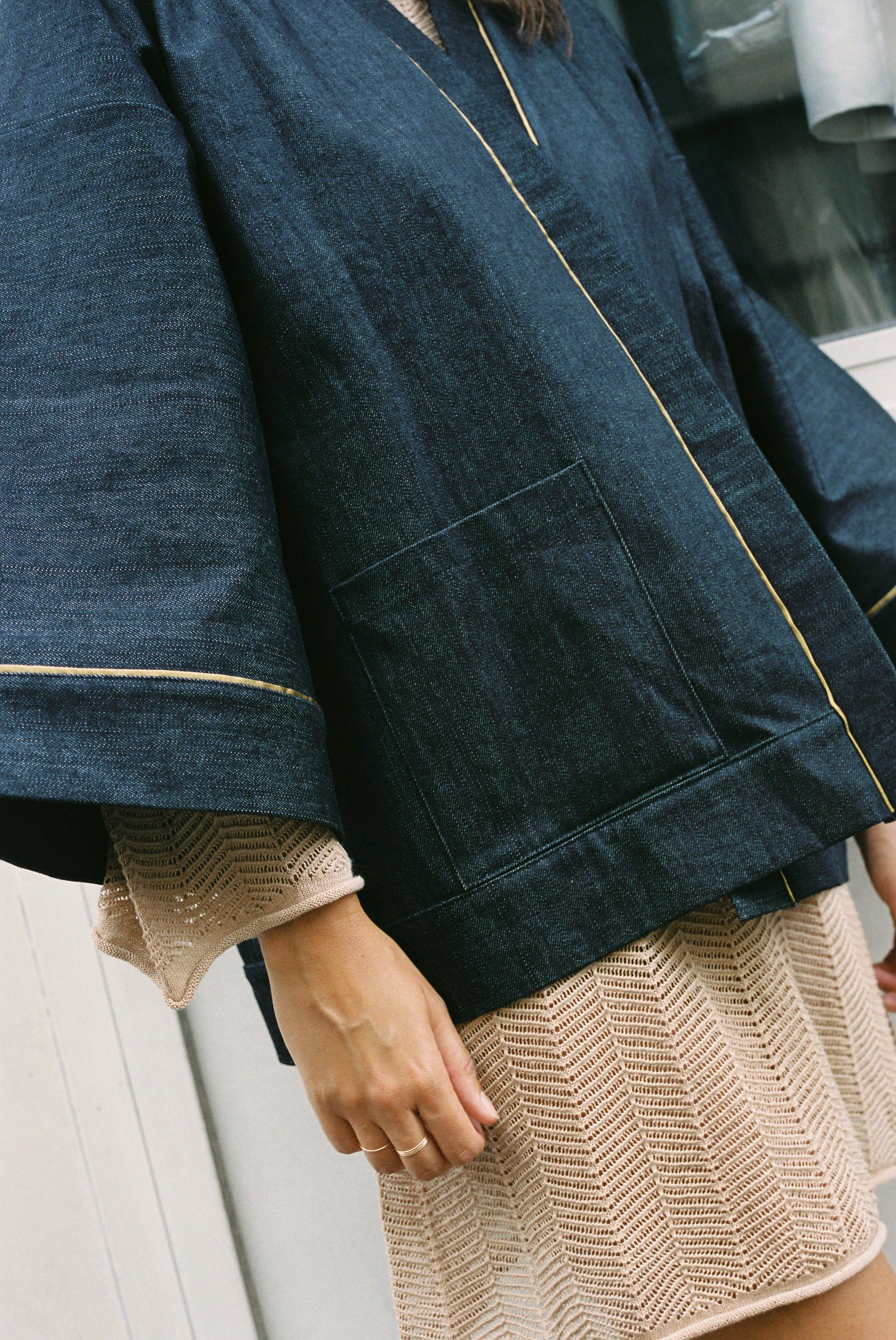 Atelier Sarita – Kimono Eugène en denim bleu foncé avec liseré doré en soie vintage. Veste kimono parisienne durable, inspirée de l’architecture haussmannienne, confectionnée à la main à Paris à partir de matières naturelles et recyclées.