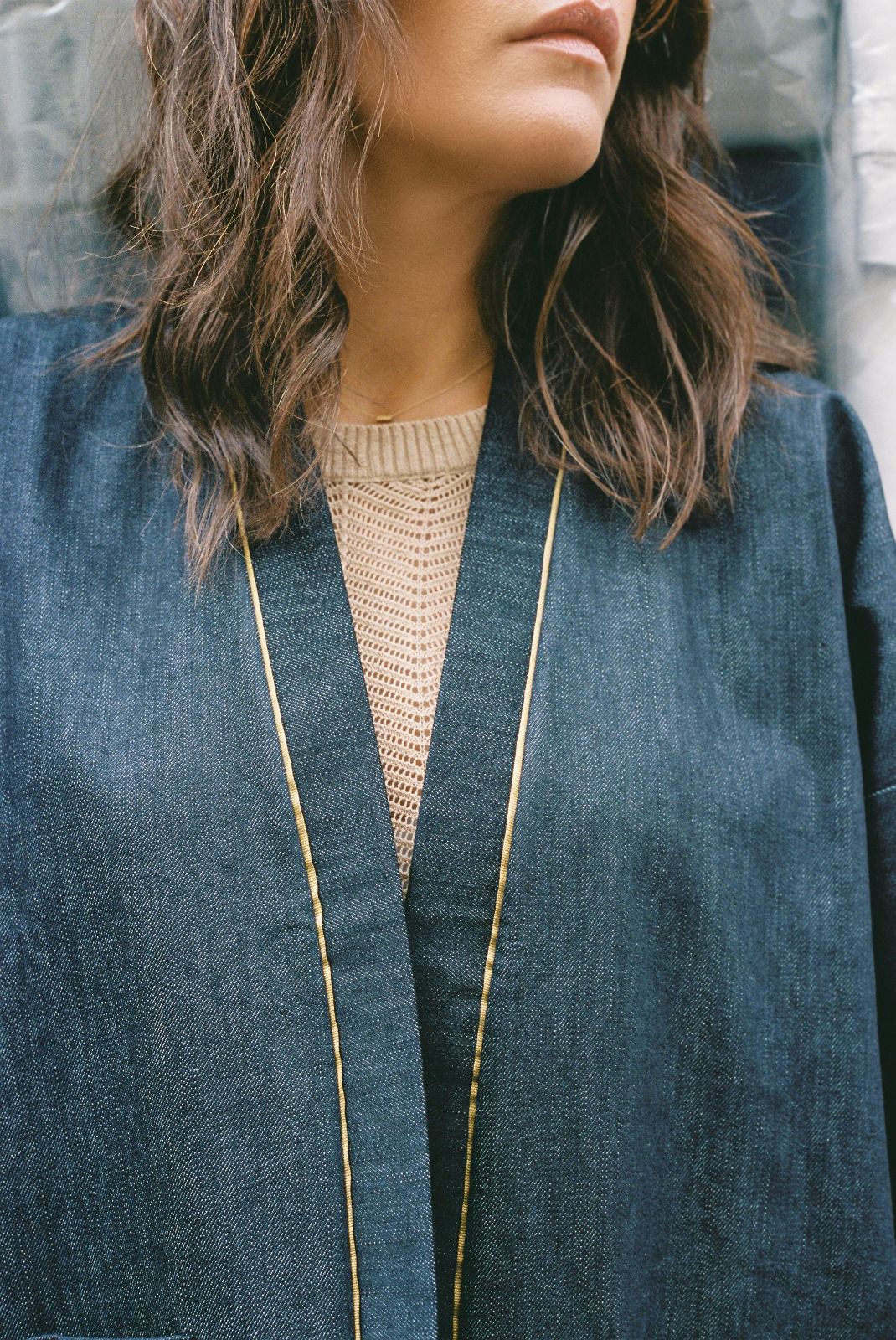 Atelier Sarita – Kimono Eugène en denim bleu foncé avec liseré doré en soie vintage. Veste kimono parisienne durable, inspirée de l’architecture haussmannienne, confectionnée à la main à Paris à partir de matières naturelles et recyclées.