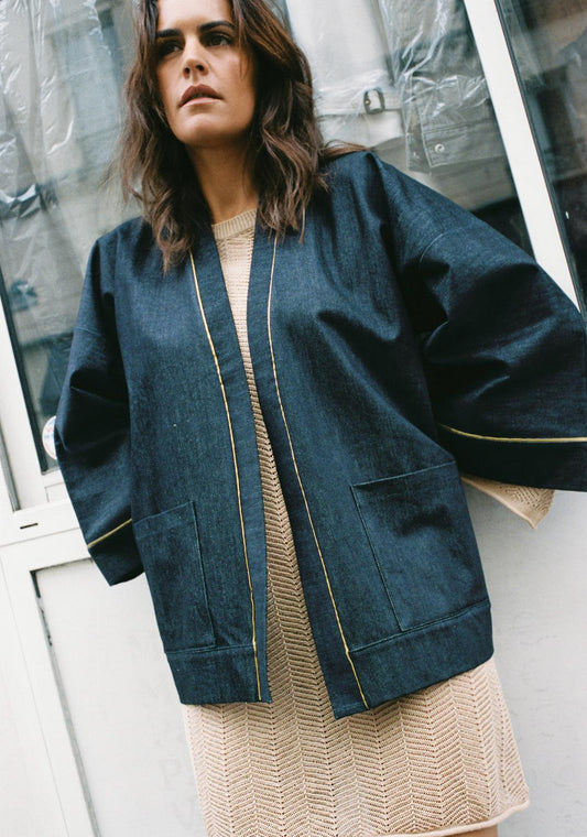 Atelier Sarita – Kimono Eugène en denim bleu foncé avec liseré doré en soie vintage. Veste kimono parisienne durable, inspirée de l’architecture haussmannienne, confectionnée à la main à Paris à partir de matières naturelles et recyclées.