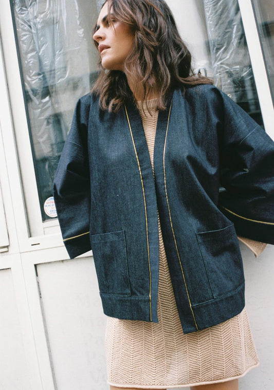 Atelier Sarita – Kimono Eugène en denim bleu foncé avec liseré doré en soie vintage. Veste kimono parisienne durable, inspirée de l’architecture haussmannienne, confectionnée à la main à Paris à partir de matières naturelles et recyclées.