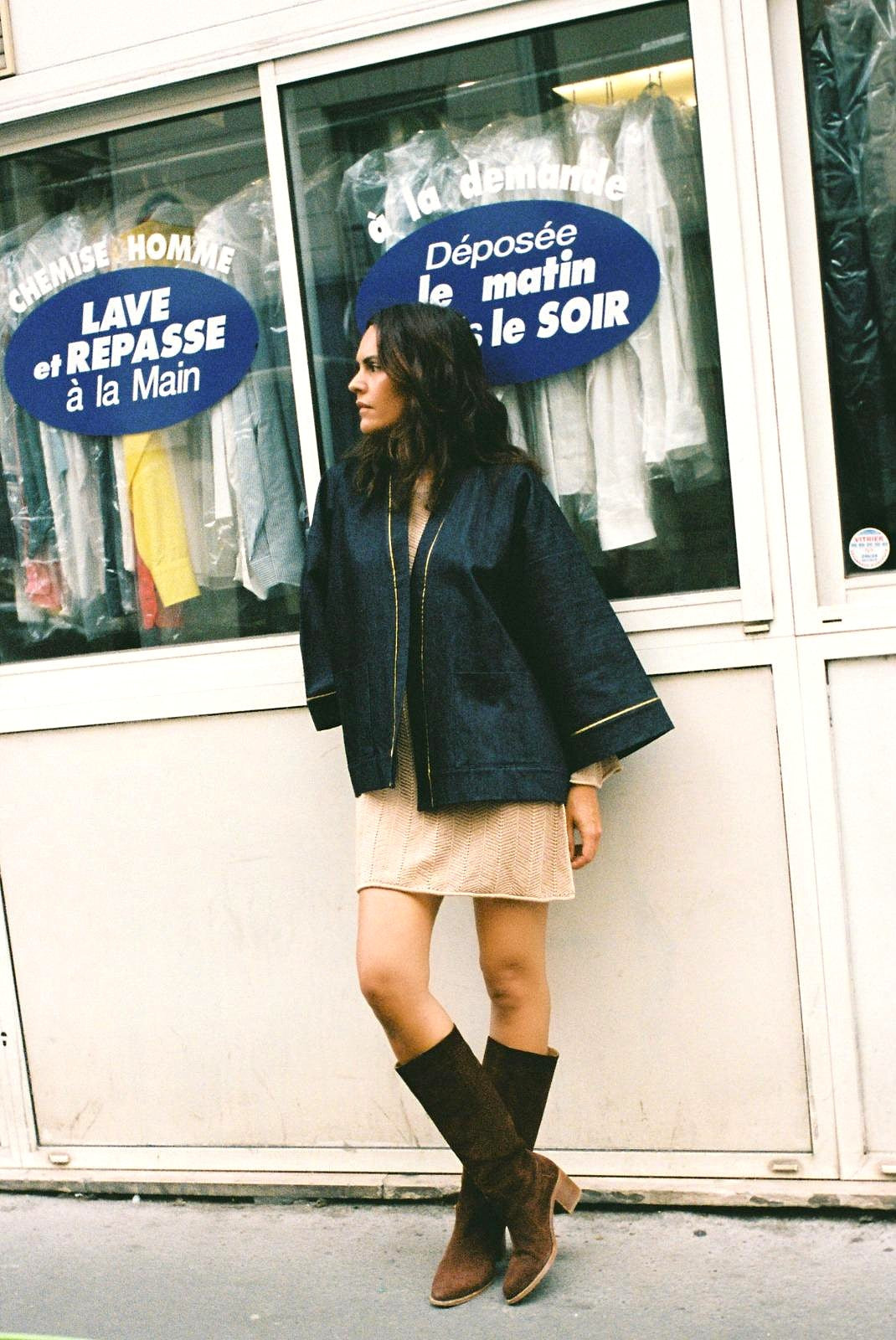 Atelier Sarita – Kimono Eugène en denim bleu foncé avec liseré doré en soie vintage. Veste kimono parisienne durable, inspirée de l’architecture haussmannienne, confectionnée à la main à Paris à partir de matières naturelles et recyclées.