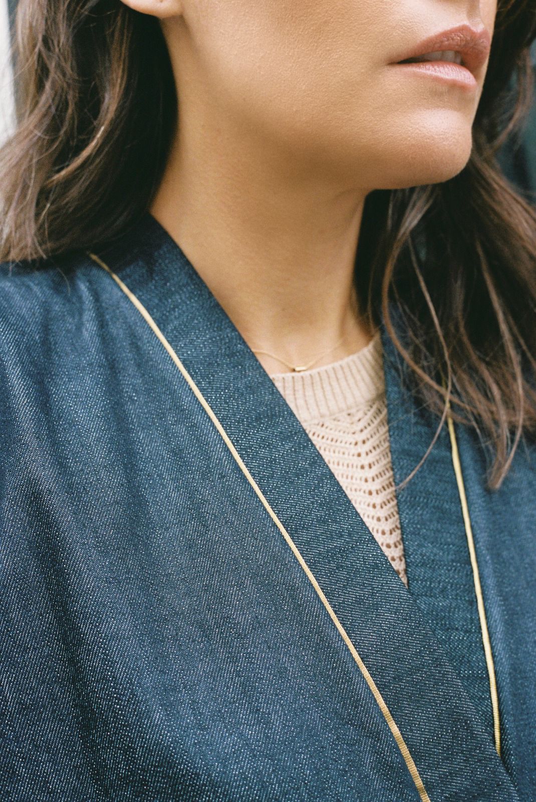 Atelier Sarita – Kimono Eugène en denim bleu foncé avec liseré doré en soie vintage. Veste kimono parisienne durable, inspirée de l’architecture haussmannienne, confectionnée à la main à Paris à partir de matières naturelles et recyclées.