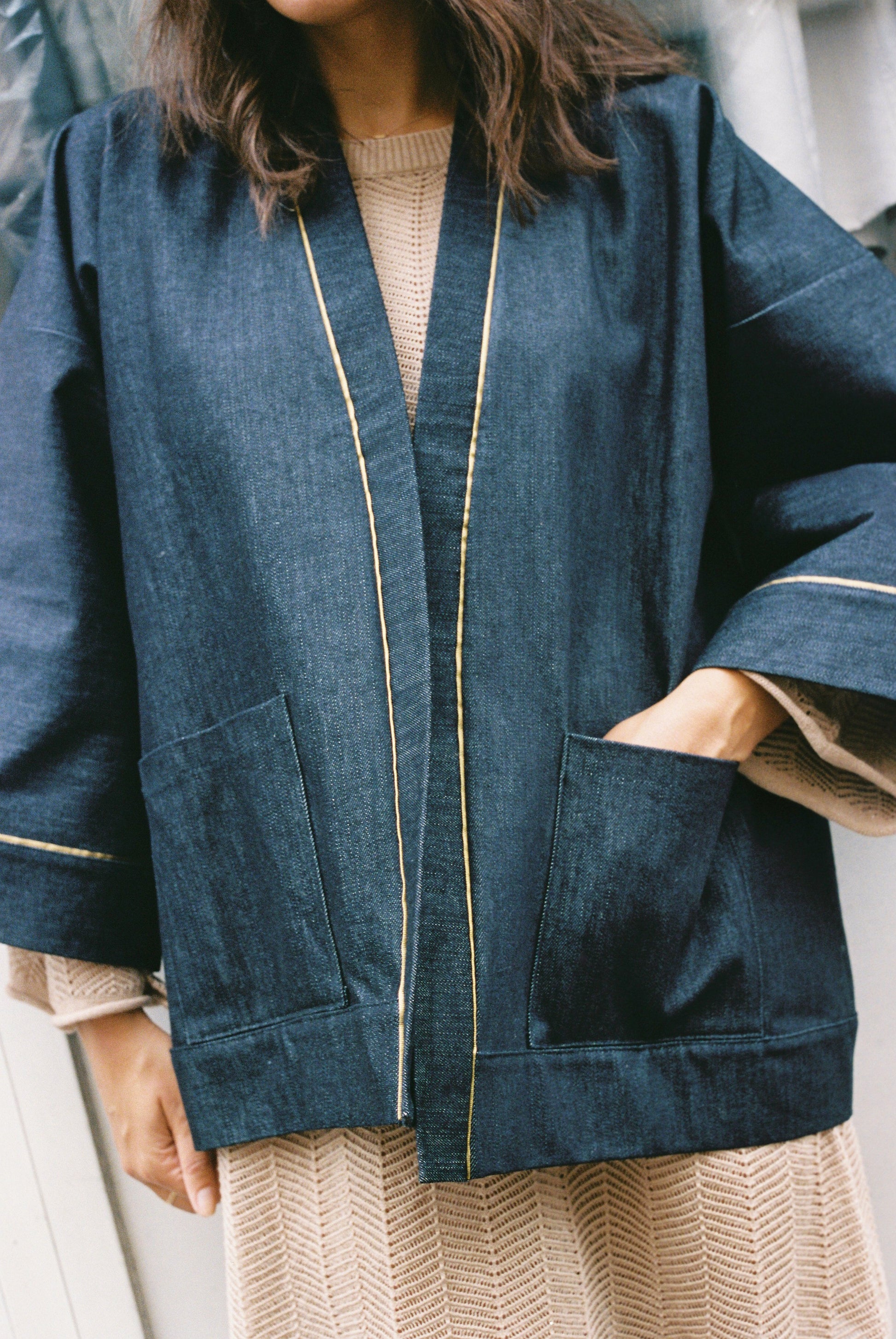 Atelier Sarita – Kimono Eugène en denim bleu foncé avec liseré doré en soie vintage. Veste kimono parisienne durable, inspirée de l’architecture haussmannienne, confectionnée à la main à Paris à partir de matières naturelles et recyclées.
