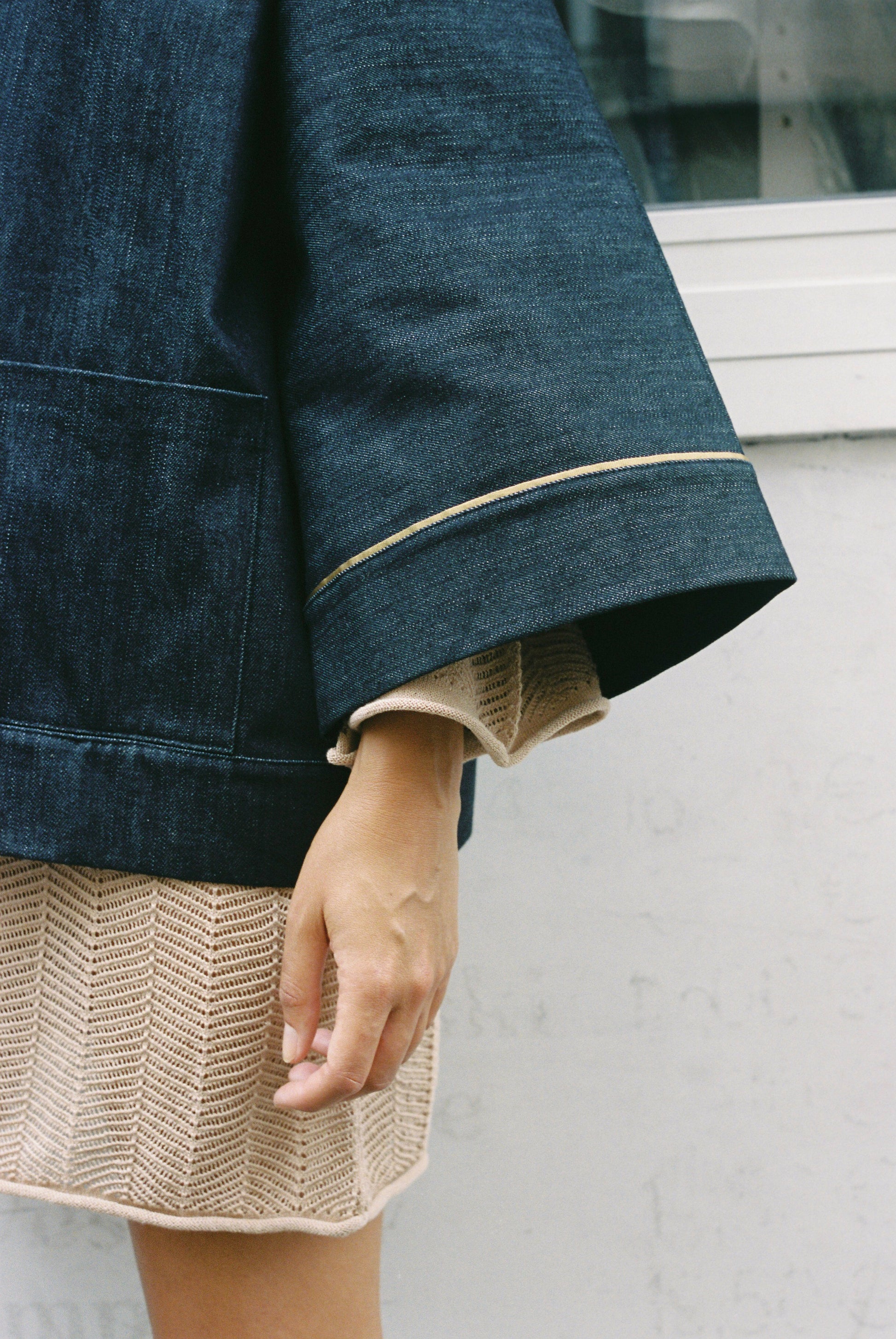 Atelier Sarita – Kimono Eugène en denim bleu foncé avec liseré doré en soie vintage. Veste kimono parisienne durable, inspirée de l’architecture haussmannienne, confectionnée à la main à Paris à partir de matières naturelles et recyclées.