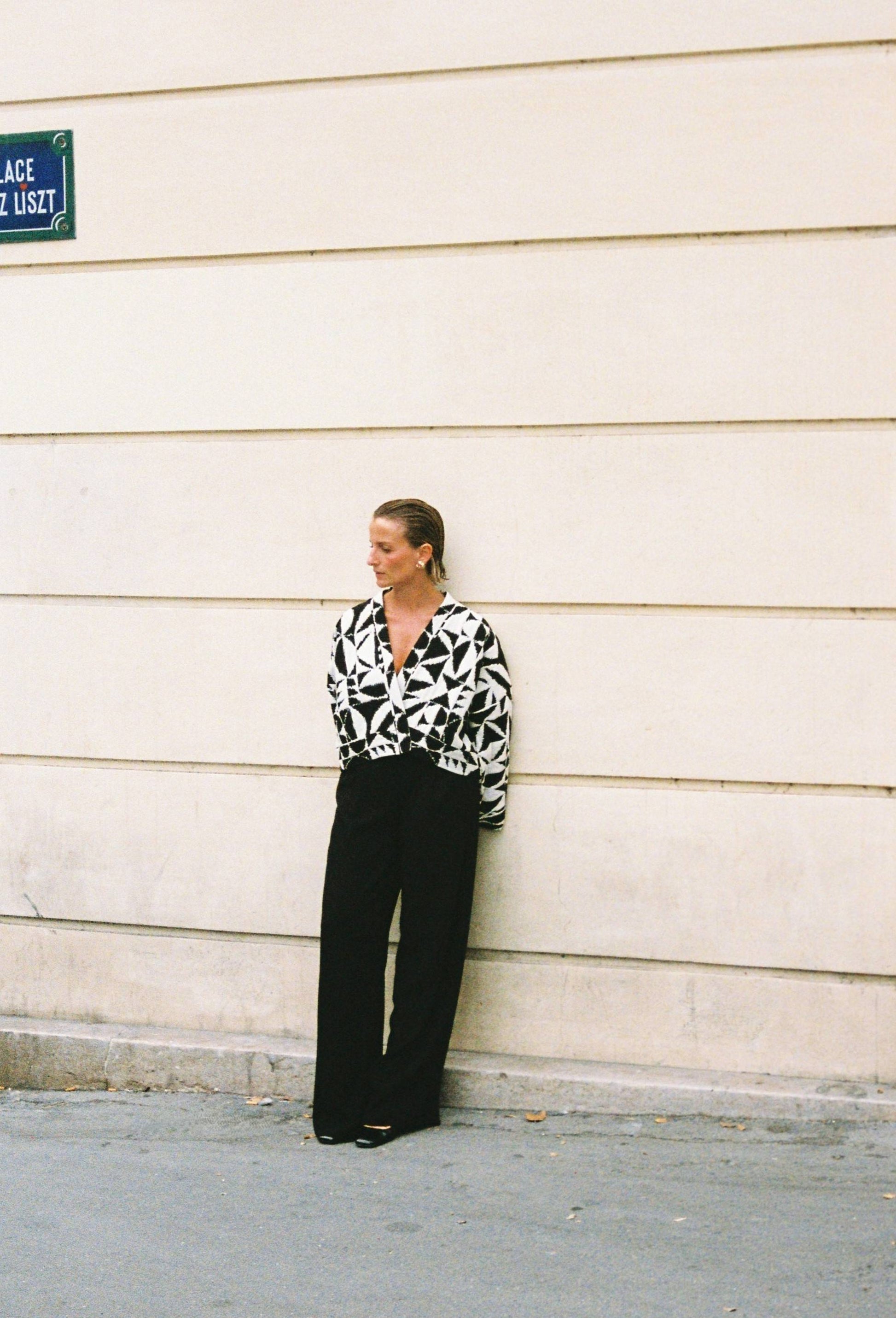 Atelier Sarita – Kimono Kuma en jacquard noir et blanc. Version courte et structurée du kimono, confectionnée à la main à Paris en série limitée. Réalisée dans un jacquard épais mais souple provenant d’une maison de textile française reconnue depuis plus de 200 ans pour son exigence en matière de traçabilité, de production locale et de durabilité. Une pièce audacieuse et graphique, parfaite pour habiller l’automne avec allure.