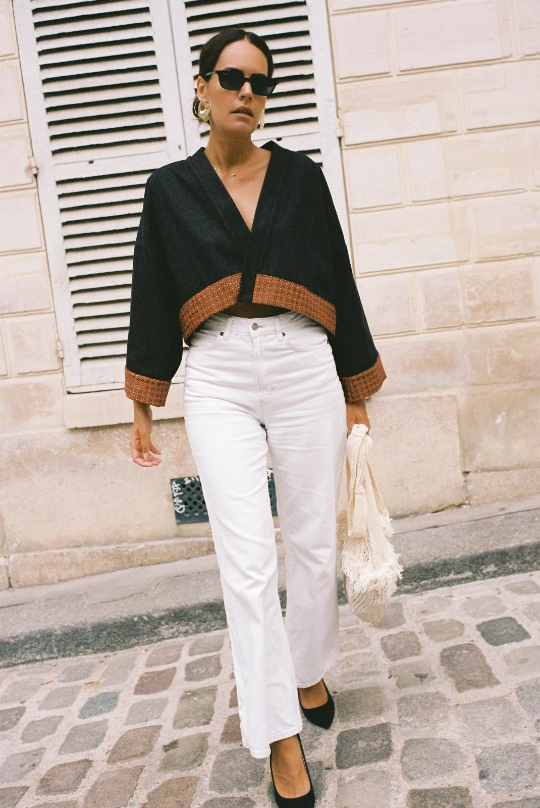 Atelier Sarita – Kimono Perret en denim noir avec parements en soie et laine rouge à motifs géométriques. Veste kimono courte et structurée, confectionnée à la main à Paris à partir de matières naturelles et upcyclées. Une pièce urbaine inspirée de l’architecture parisienne et pensée pour un vestiaire élégant et responsable.