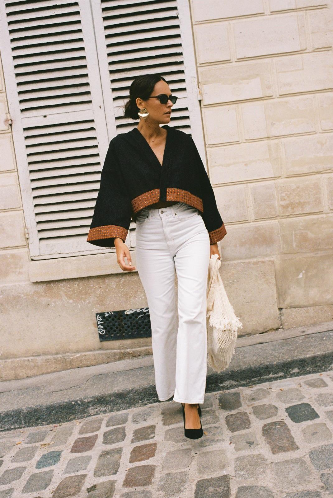 Atelier Sarita – Kimono Perret en denim noir avec parements en soie et laine rouge à motifs géométriques. Veste kimono courte et structurée, confectionnée à la main à Paris à partir de matières naturelles et upcyclées. Une pièce urbaine inspirée de l’architecture parisienne et pensée pour un vestiaire élégant et responsable.