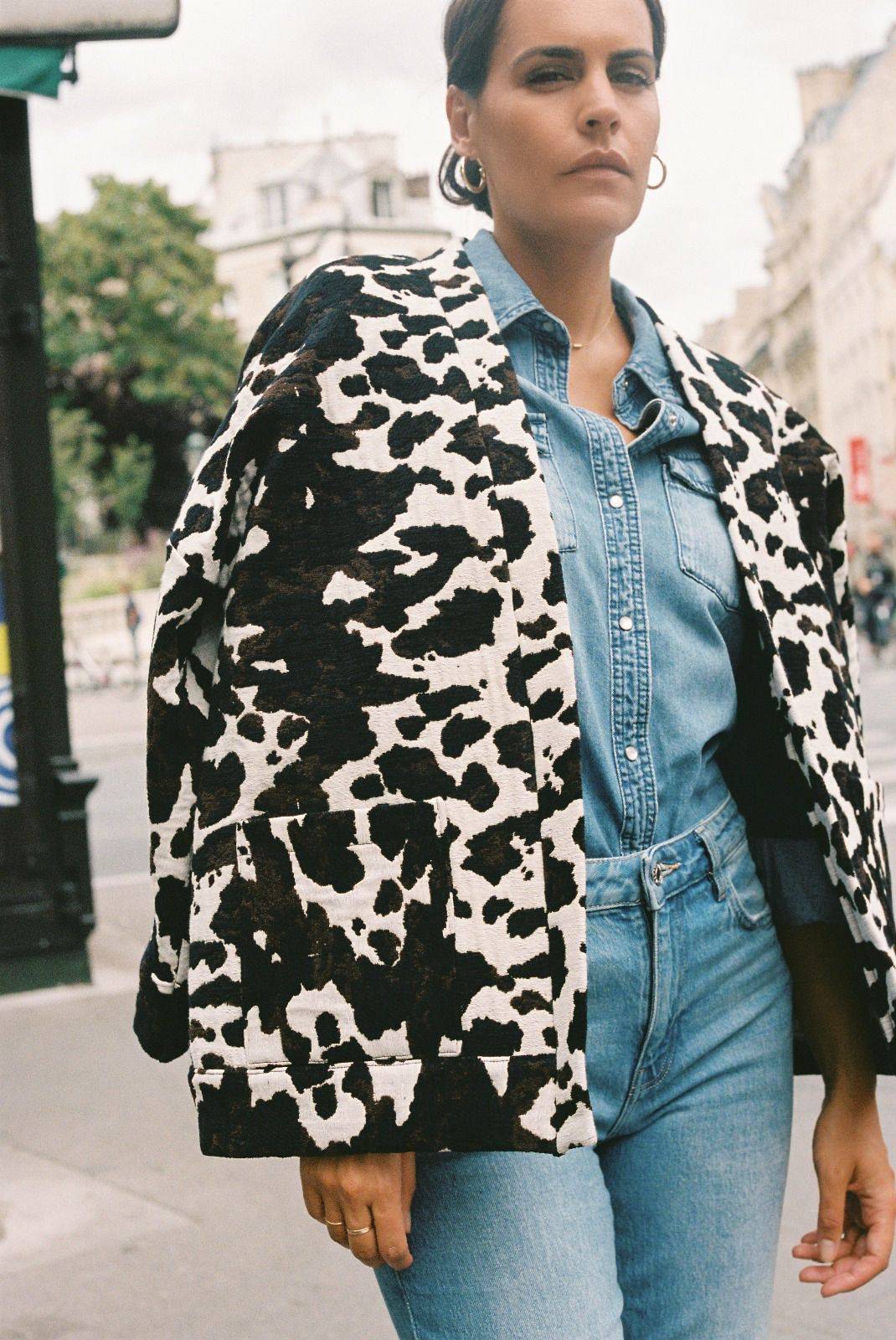 Atelier Sarita – Kimono Renzo en jacquard motif vache. Une coupe ample et affirmée qui revisite le kimono en version urbaine et audacieuse. Confectionné à la main à Paris en série limitée, ce modèle est réalisé dans un jacquard épais et texturé, issu d’une maison textile française de renom, garante d’un savoir-faire séculaire et d’une production durable. Avec son imprimé graphique noir et blanc façon animalier, Renzo est une pièce forte du vestiaire contemporain.