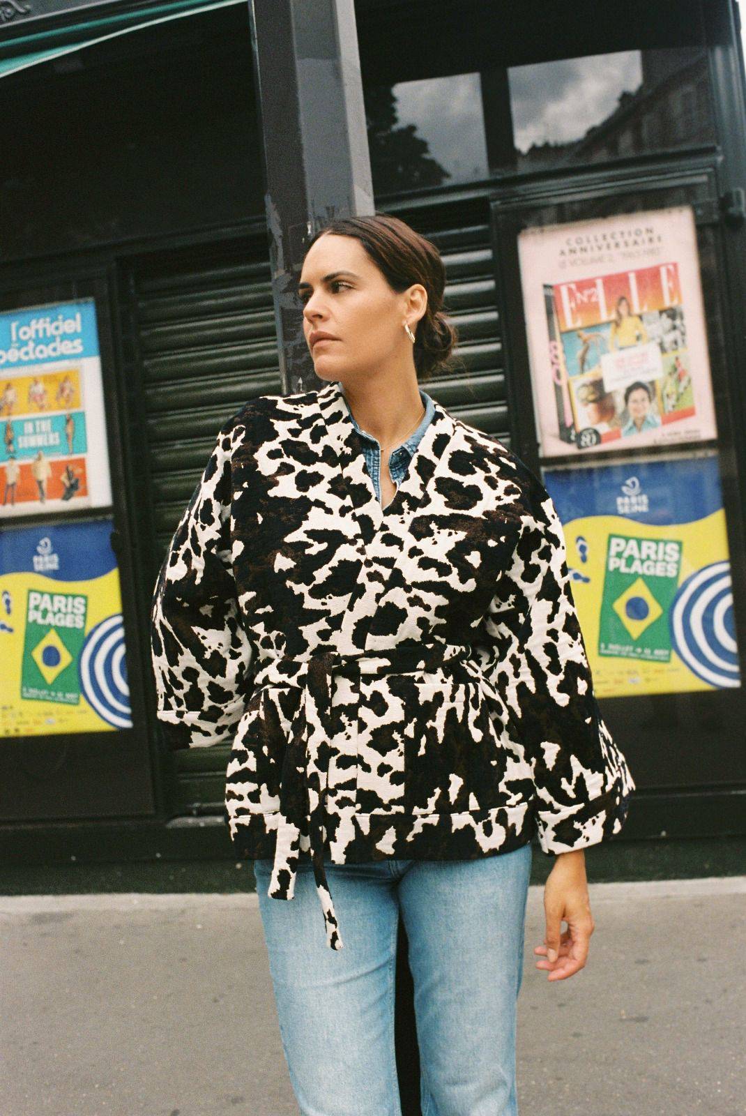 Atelier Sarita – Kimono Renzo en jacquard motif vache. Une coupe ample et affirmée qui revisite le kimono en version urbaine et audacieuse. Confectionné à la main à Paris en série limitée, ce modèle est réalisé dans un jacquard épais et texturé, issu d’une maison textile française de renom, garante d’un savoir-faire séculaire et d’une production durable. Avec son imprimé graphique noir et blanc façon animalier, Renzo est une pièce forte du vestiaire contemporain.