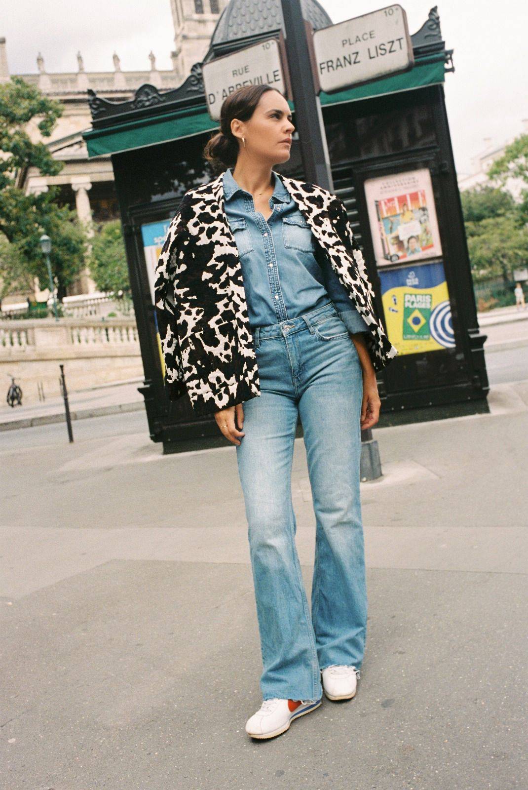 Atelier Sarita – Kimono Renzo en jacquard motif vache. Une coupe ample et affirmée qui revisite le kimono en version urbaine et audacieuse. Confectionné à la main à Paris en série limitée, ce modèle est réalisé dans un jacquard épais et texturé, issu d’une maison textile française de renom, garante d’un savoir-faire séculaire et d’une production durable. Avec son imprimé graphique noir et blanc façon animalier, Renzo est une pièce forte du vestiaire contemporain.