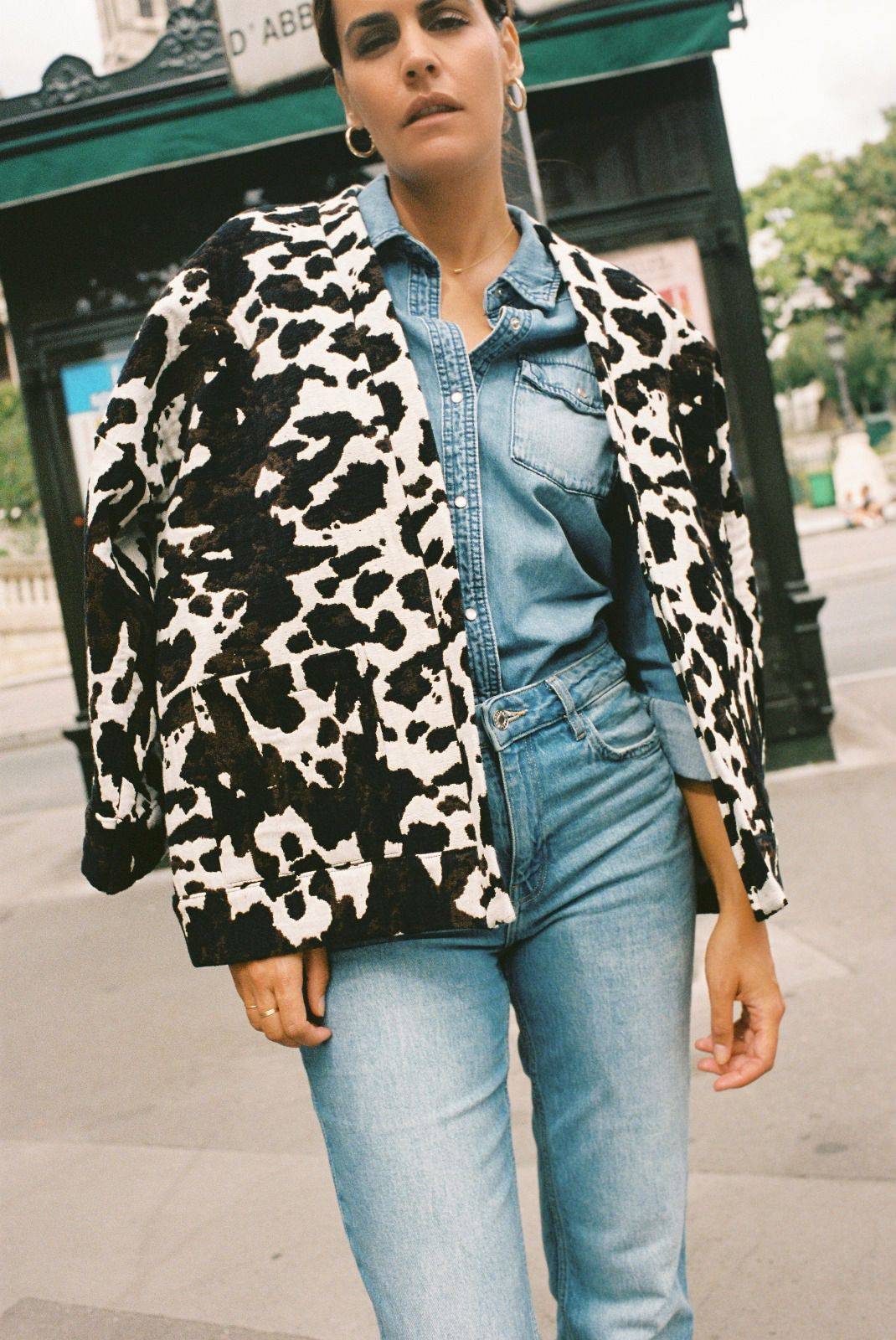 Atelier Sarita – Kimono Renzo en jacquard motif vache. Une coupe ample et affirmée qui revisite le kimono en version urbaine et audacieuse. Confectionné à la main à Paris en série limitée, ce modèle est réalisé dans un jacquard épais et texturé, issu d’une maison textile française de renom, garante d’un savoir-faire séculaire et d’une production durable. Avec son imprimé graphique noir et blanc façon animalier, Renzo est une pièce forte du vestiaire contemporain.