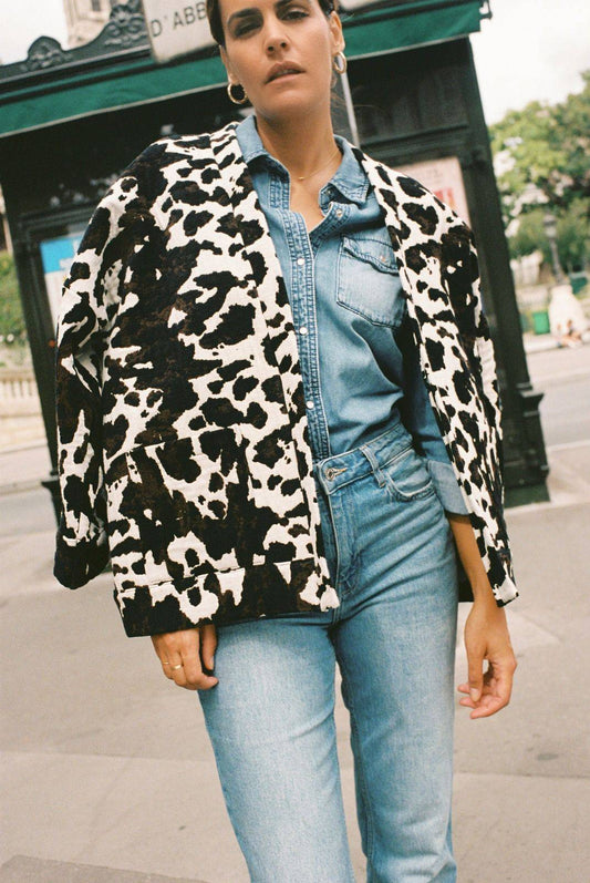 Atelier Sarita – Kimono Renzo en jacquard motif vache. Une coupe ample et affirmée qui revisite le kimono en version urbaine et audacieuse. Confectionné à la main à Paris en série limitée, ce modèle est réalisé dans un jacquard épais et texturé, issu d’une maison textile française de renom, garante d’un savoir-faire séculaire et d’une production durable. Avec son imprimé graphique noir et blanc façon animalier, Renzo est une pièce forte du vestiaire contemporain.