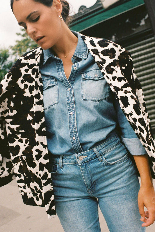 Atelier Sarita – Kimono Renzo en jacquard motif vache. Une coupe ample et affirmée qui revisite le kimono en version urbaine et audacieuse. Confectionné à la main à Paris en série limitée, ce modèle est réalisé dans un jacquard épais et texturé, issu d’une maison textile française de renom, garante d’un savoir-faire séculaire et d’une production durable. Avec son imprimé graphique noir et blanc façon animalier, Renzo est une pièce forte du vestiaire contemporain.