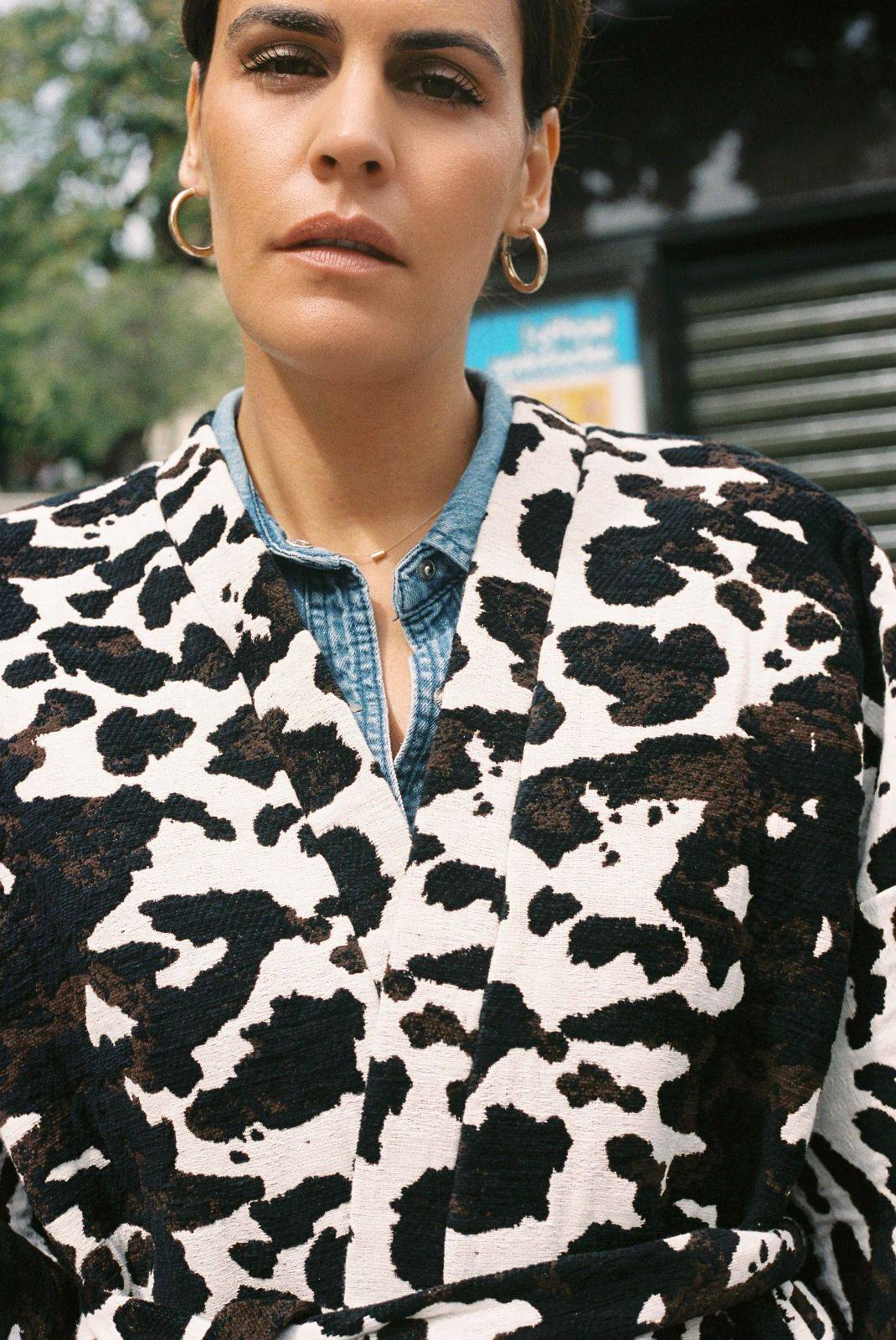 Atelier Sarita – Kimono Renzo en jacquard motif vache. Une coupe ample et affirmée qui revisite le kimono en version urbaine et audacieuse. Confectionné à la main à Paris en série limitée, ce modèle est réalisé dans un jacquard épais et texturé, issu d’une maison textile française de renom, garante d’un savoir-faire séculaire et d’une production durable. Avec son imprimé graphique noir et blanc façon animalier, Renzo est une pièce forte du vestiaire contemporain.