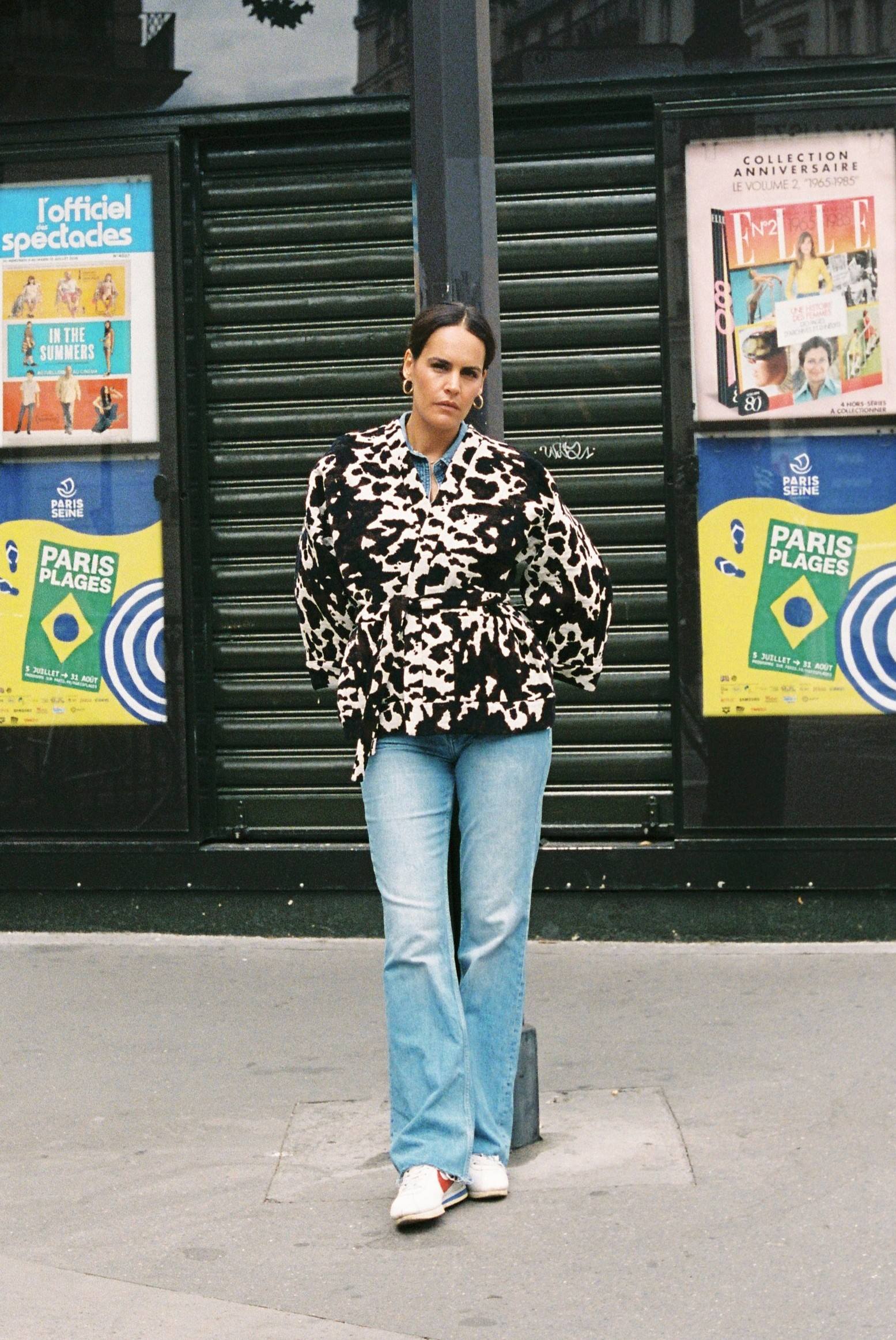 Atelier Sarita – Kimono Renzo en jacquard motif vache. Une coupe ample et affirmée qui revisite le kimono en version urbaine et audacieuse. Confectionné à la main à Paris en série limitée, ce modèle est réalisé dans un jacquard épais et texturé, issu d’une maison textile française de renom, garante d’un savoir-faire séculaire et d’une production durable. Avec son imprimé graphique noir et blanc façon animalier, Renzo est une pièce forte du vestiaire contemporain.