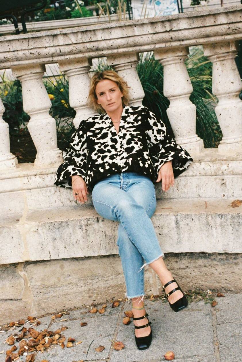 Atelier Sarita – Kimono Roger en jacquard motif vache. Une coupe courte et audacieuse, pensée comme une pièce arty et urbaine, qui bouscule les codes du vestiaire parisien. Confectionné à la main à Paris en série limitée, ce kimono est réalisé dans un jacquard épais et texturé, issu d’une maison textile française reconnue pour son savoir-faire et son exigence en matière de durabilité. Une pièce singulière qui célèbre l’originalité et le mouvement urbain.