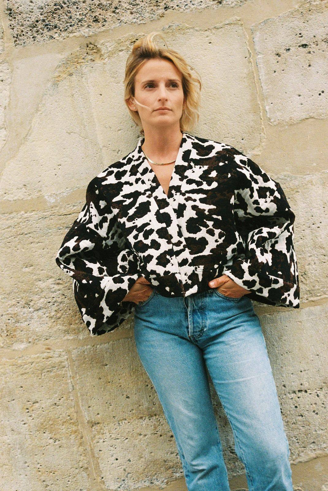 Atelier Sarita – Kimono Roger en jacquard motif vache. Une coupe courte et audacieuse, pensée comme une pièce arty et urbaine, qui bouscule les codes du vestiaire parisien. Confectionné à la main à Paris en série limitée, ce kimono est réalisé dans un jacquard épais et texturé, issu d’une maison textile française reconnue pour son savoir-faire et son exigence en matière de durabilité. Une pièce singulière qui célèbre l’originalité et le mouvement urbain.