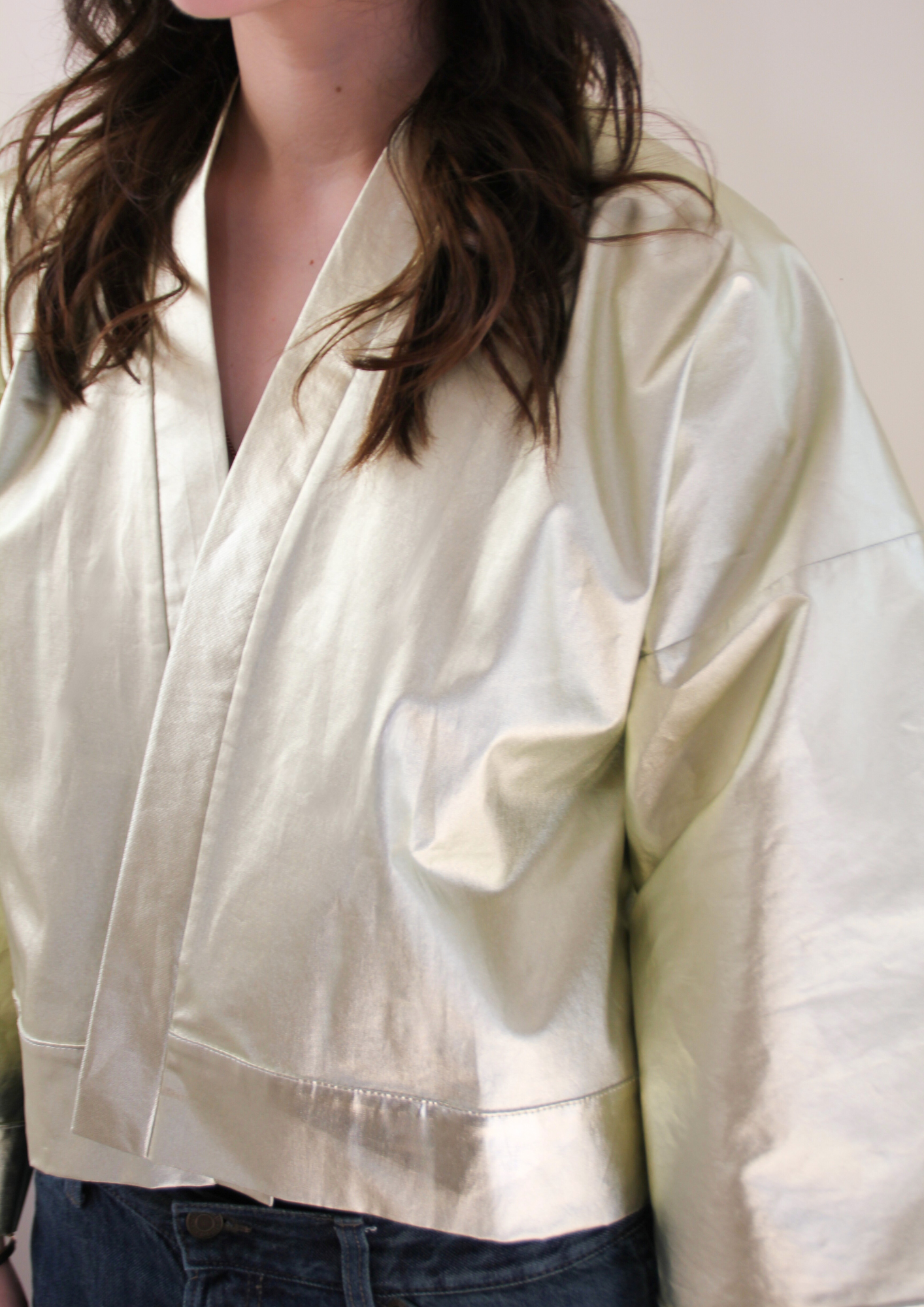 kimono court doré en coton métallisé, confectionné à la main à Paris. Une pièce lumineuse et originale pour sublimer vos looks.