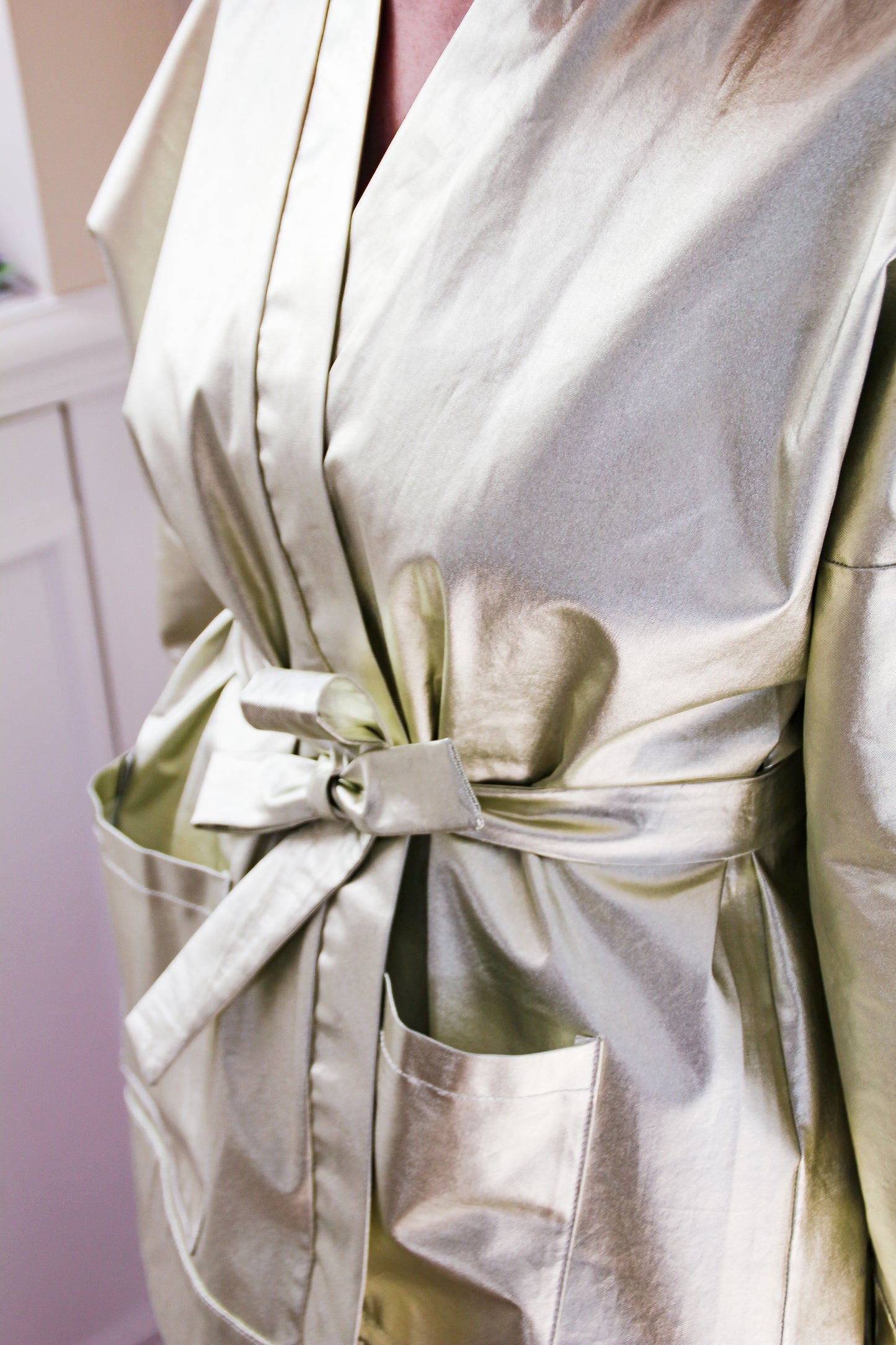 Kimono veste doré 100% coton, confectionné à la main à Paris, qui s'inscrit dans une démarche responsable avec son tissu upcyclé.