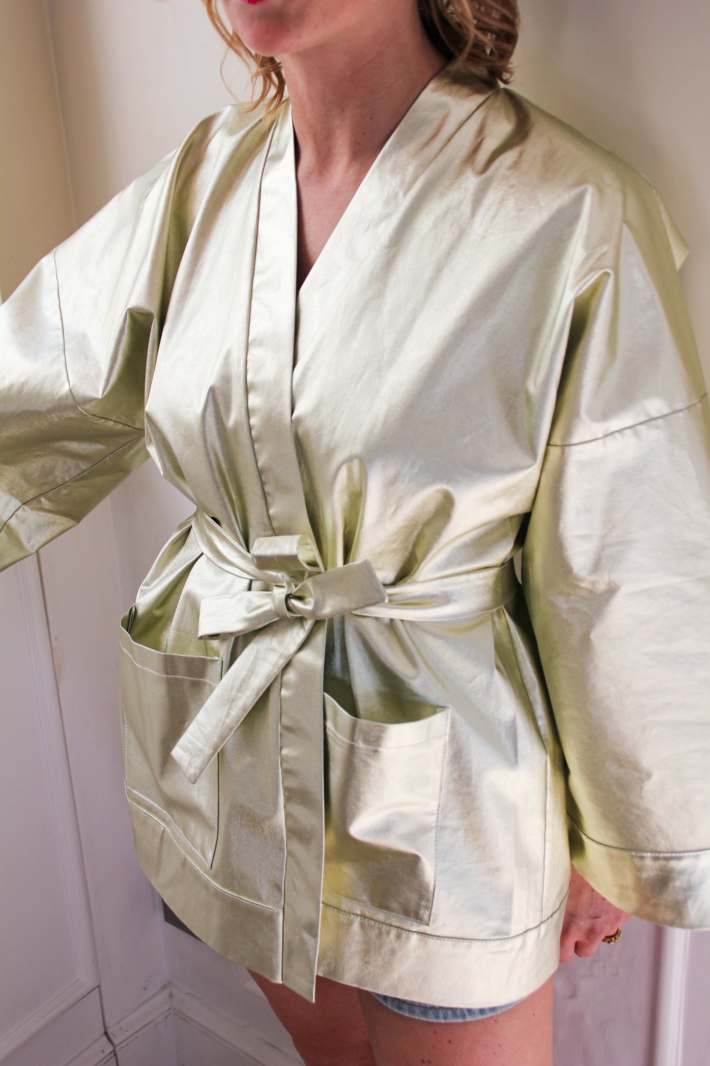 Kimono veste doré 100% coton, confectionné à la main à Paris, qui s'inscrit dans une démarche responsable avec son tissu upcyclé.