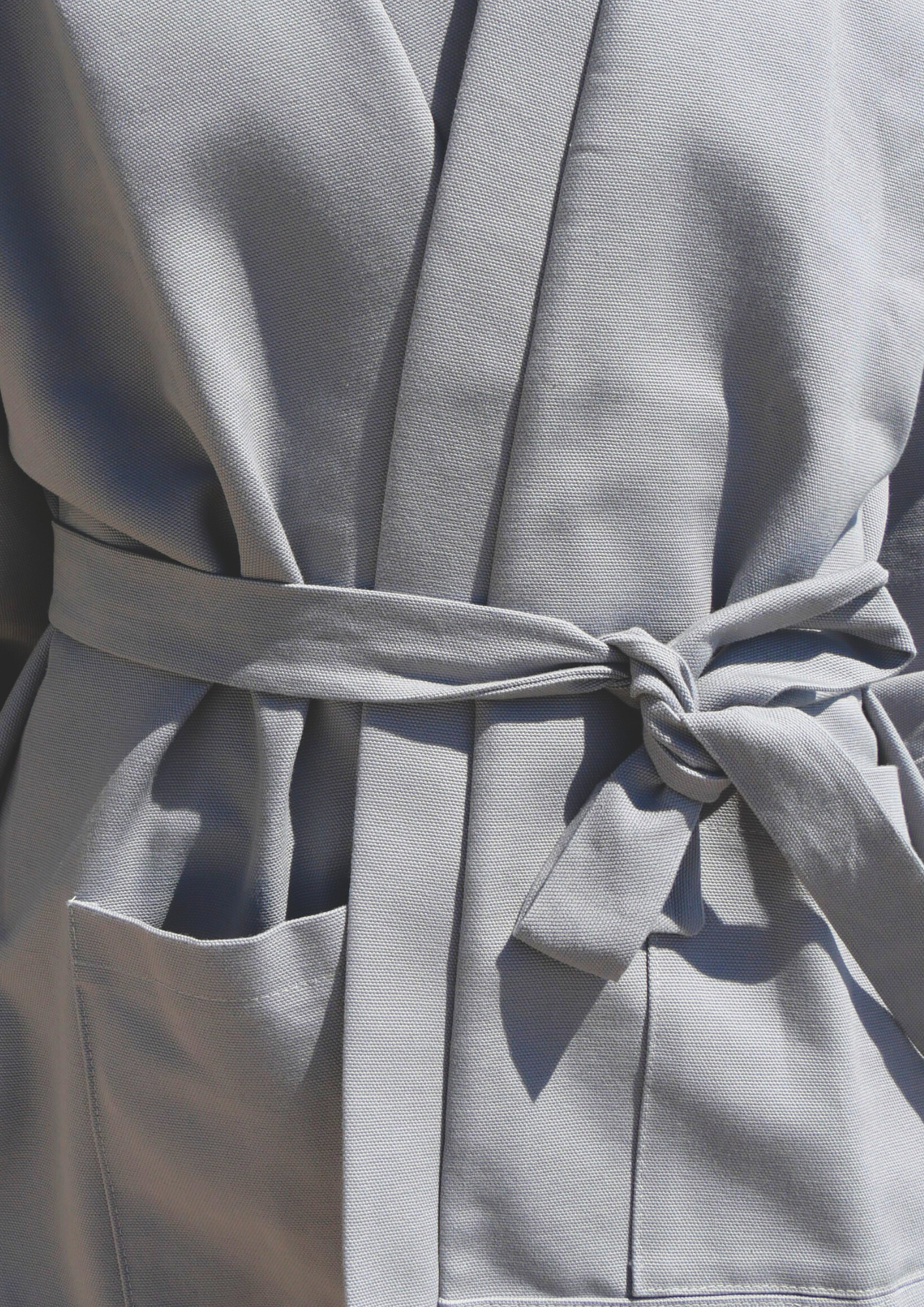 Kimono gris en coton biologique, coupe ample avec ceinture. Pièce confectionnée à la main à Paris, par Atelier Sarita.