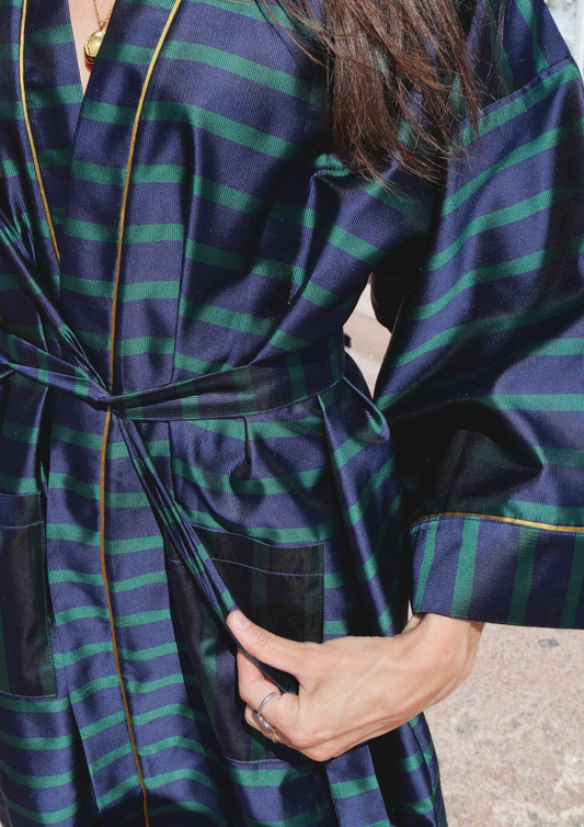 Femme portant un kimono mi-long en soie bleu et vert rehaussé d’un liseré doré, modèle Atelier Sarita fait main à Paris.