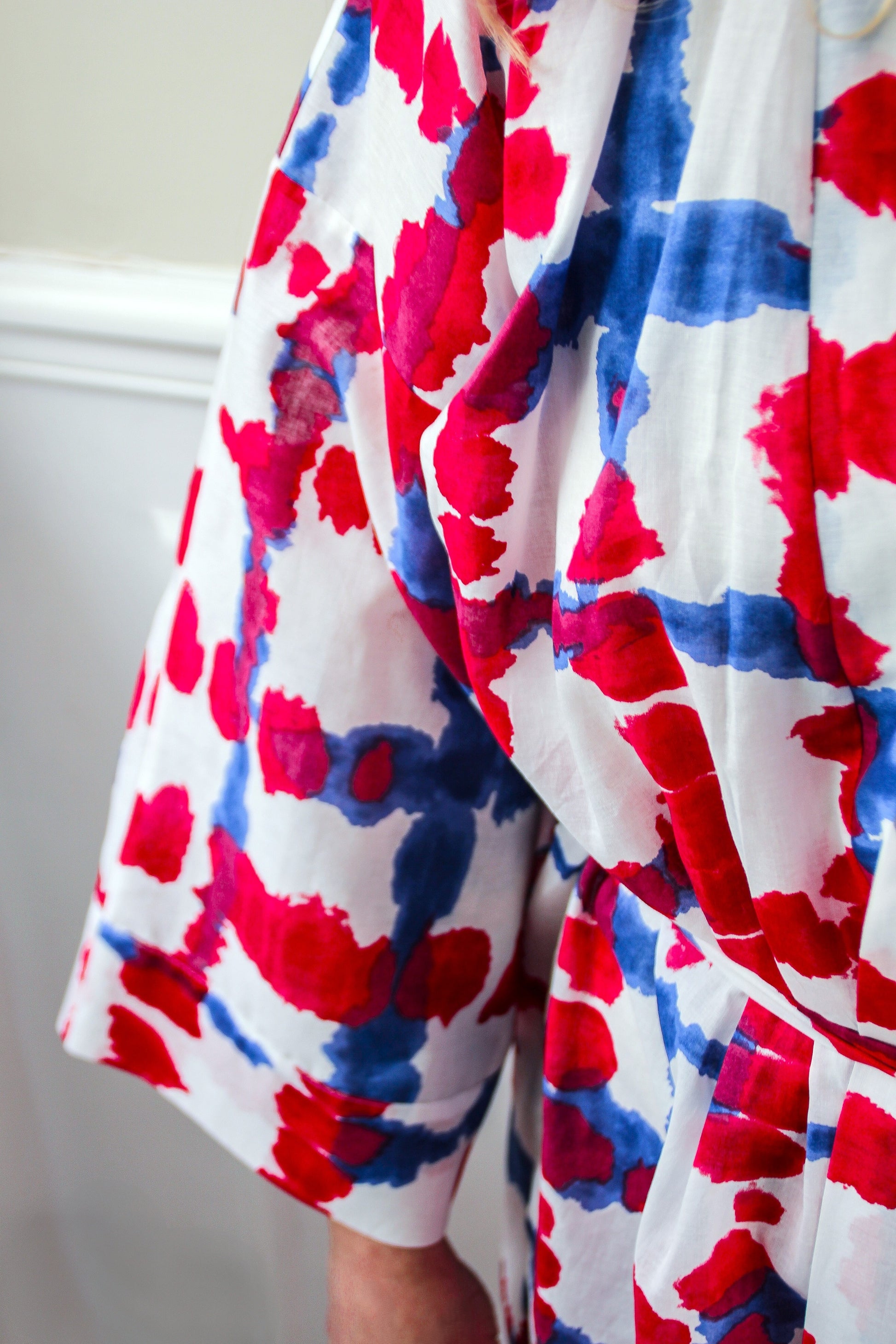 Kimono long en voile de coton à motif bleu et fuchsia sur fond blanc, avec ceinture nouée, fait à la main à Paris.