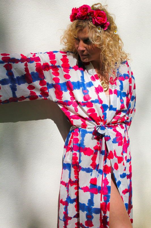 Kimono long en voile de coton à motif bleu et fuchsia sur fond blanc, avec ceinture nouée, fait à la main à Paris.