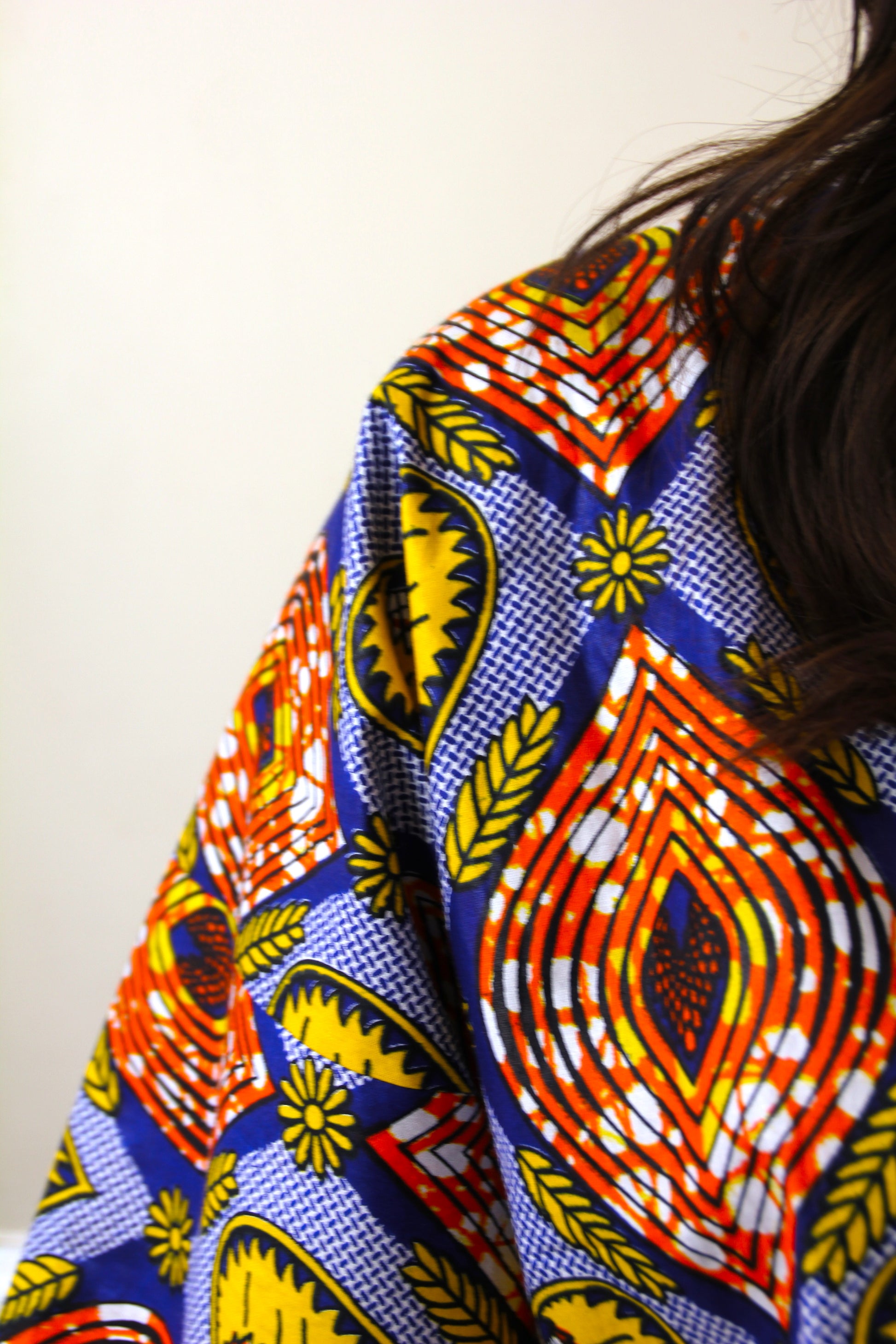 Kimono cardigan en wax coloré aux teintes bleu orange et jaunes, est une pièce unique faite à la main à Paris.