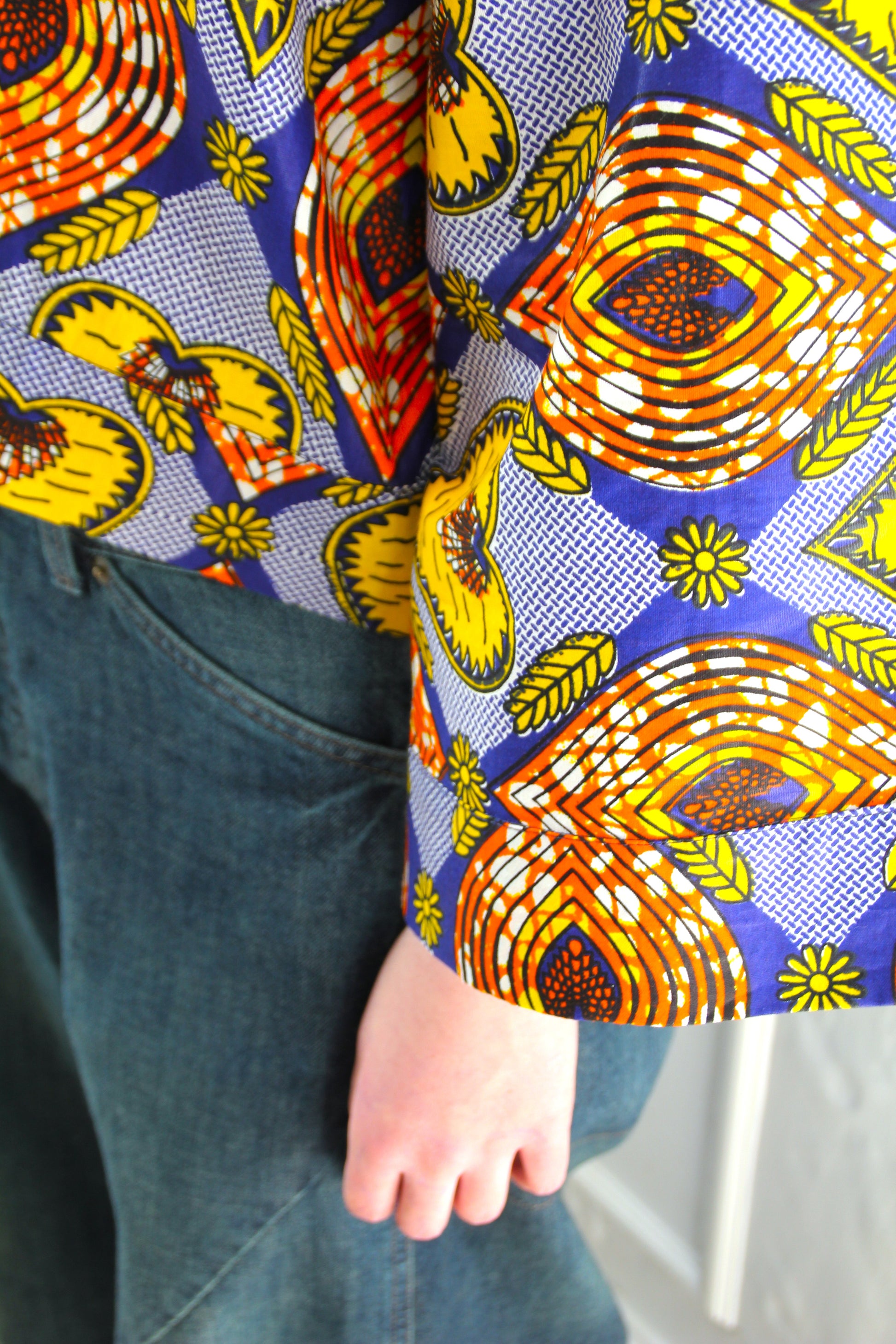 Kimono cardigan en wax coloré aux teintes bleu orange et jaunes, est une pièce unique faite à la main à Paris.