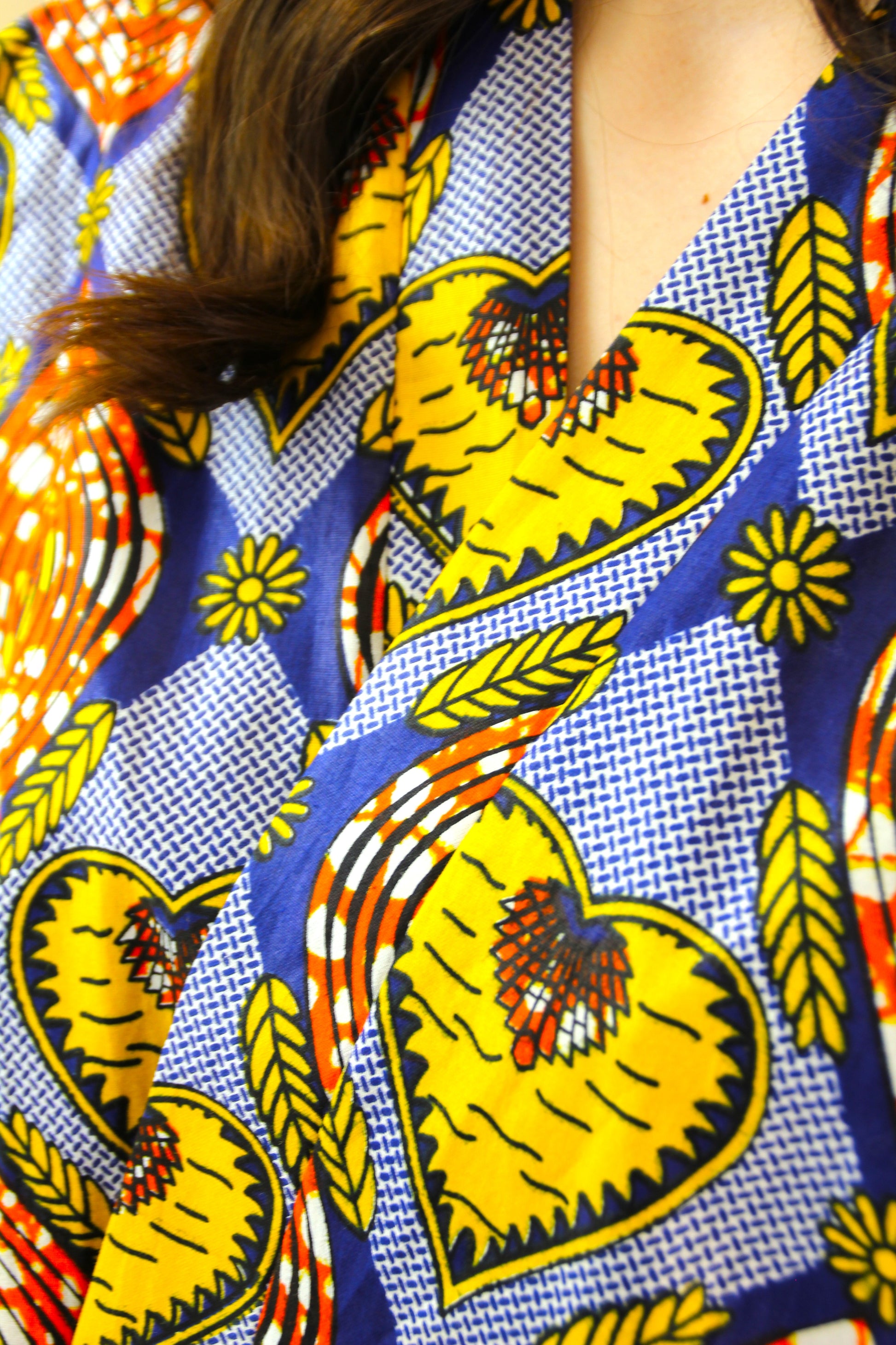 Kimono cardigan en wax coloré aux teintes bleu orange et jaunes, est une pièce unique faite à la main à Paris.