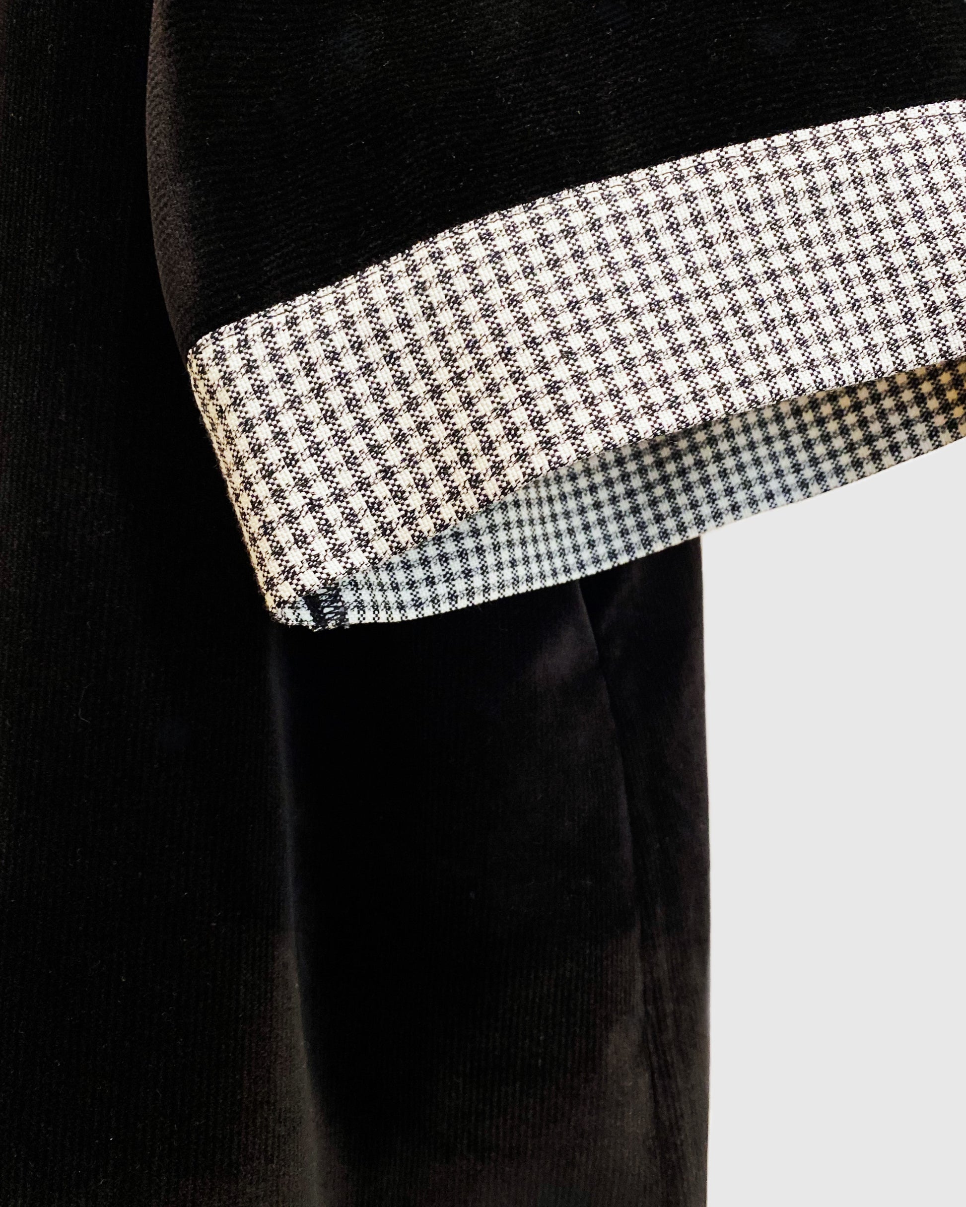 Kimono long en velours noir avec détails vichy aux poignets et à l'ourlet, coupe fluide et manches larges, présenté sur un mannequin.