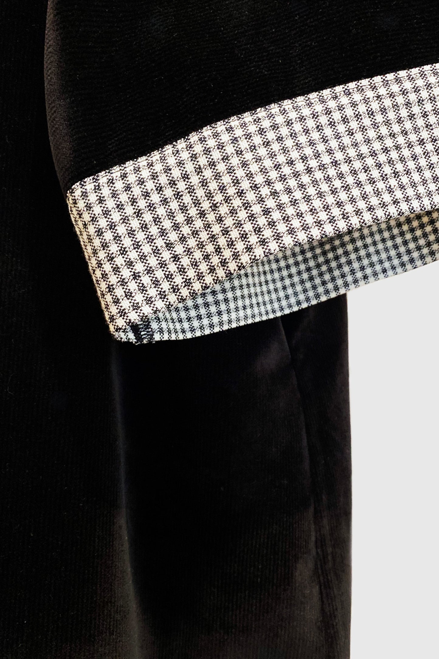 Kimono long en velours noir avec détails vichy aux poignets et à l'ourlet, coupe fluide et manches larges, présenté sur un mannequin.