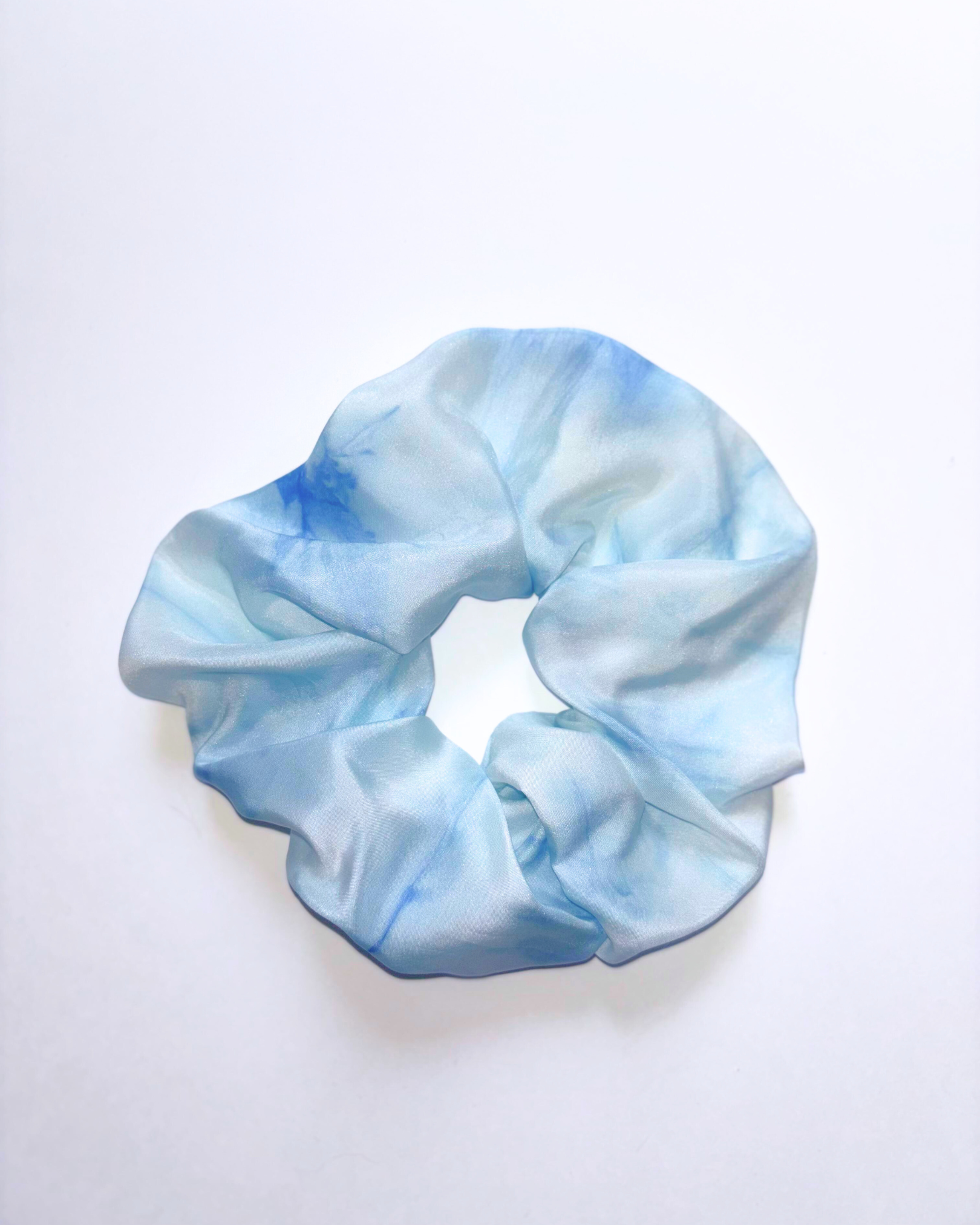 Chouchou Regular en soie pongé teint à la main à Paris selon la technique Shibori – motif Itajime Carré