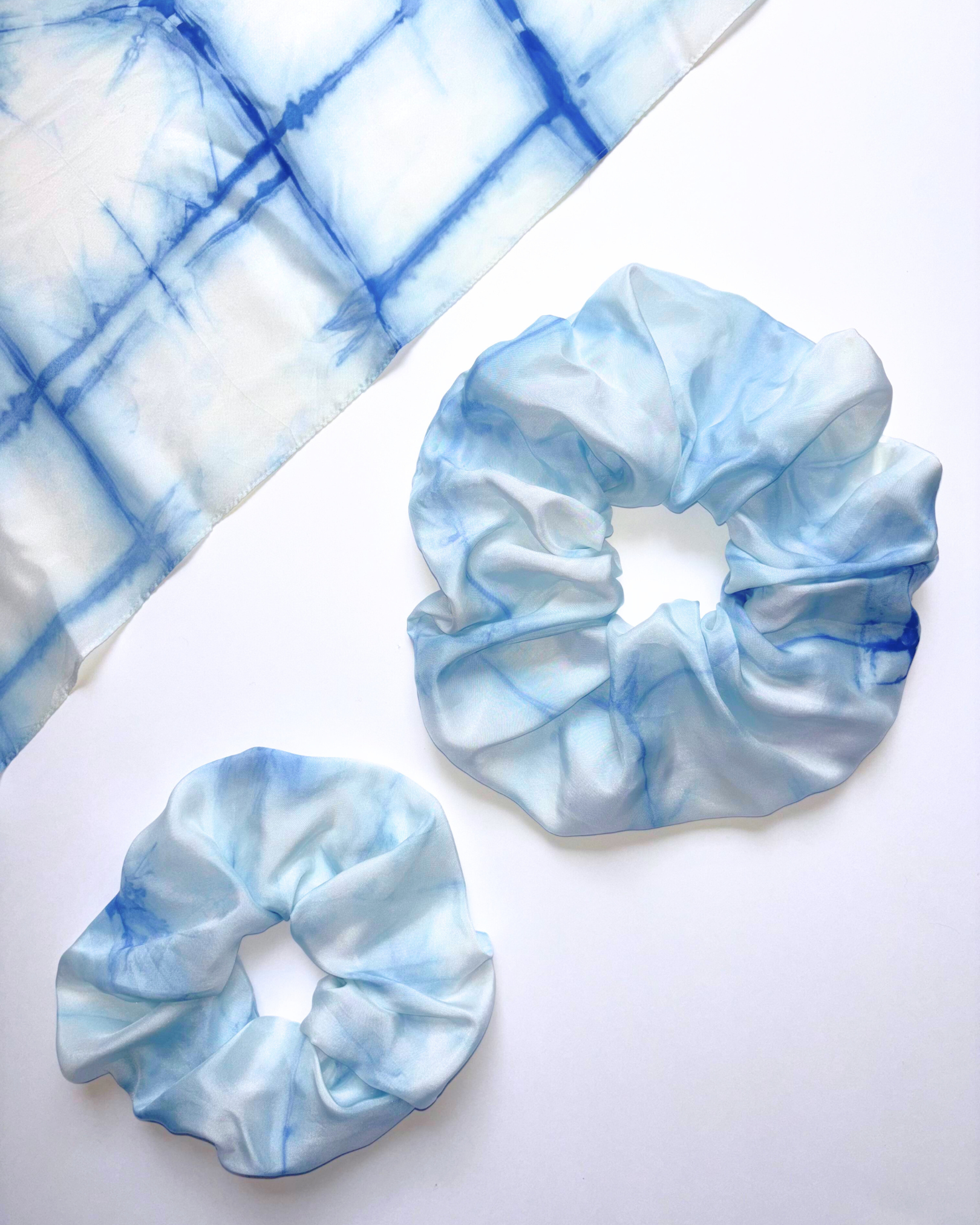 Carré en soie 70x70 cm en soie pongé teint à la main à Paris selon la technique Shibori – motif Itajime Carré