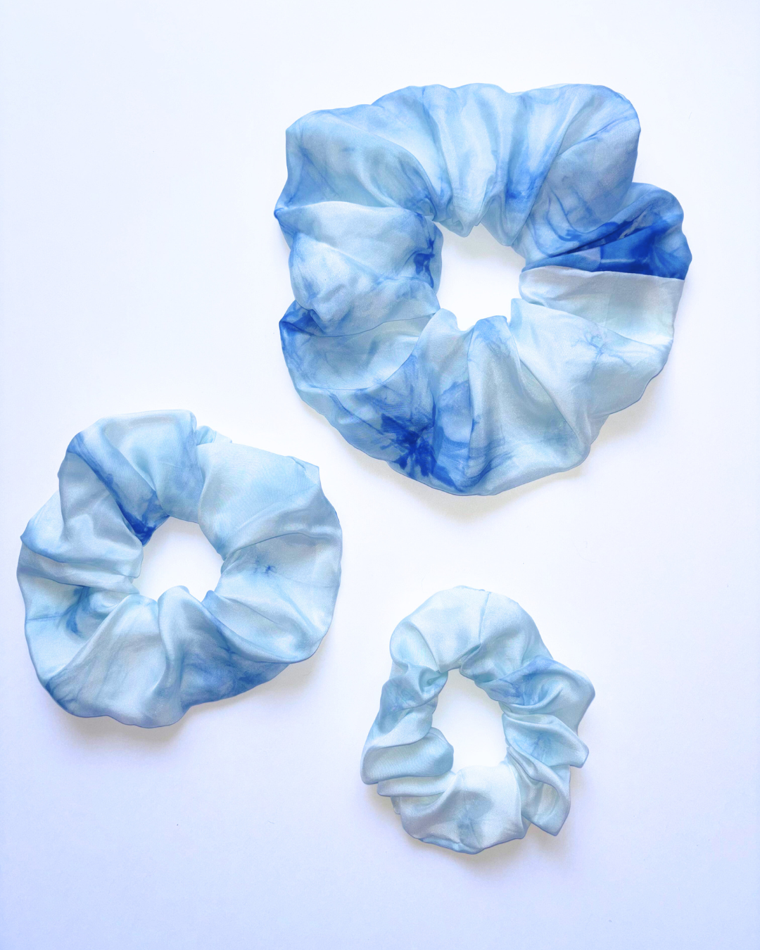 Packshot chouchous en soie pongé teint à la main à Paris selon la technique Shibori – motif Itajime Triangle