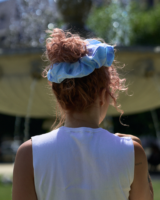 Jeune femme portant un chouchou Maxi en soie pongé teint à la main à Paris selon la technique Shibori – motif Scrunch