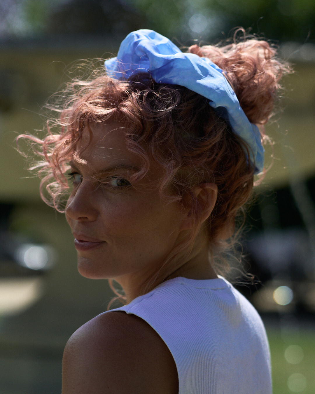 Jeune femme portant un chouchou Maxi en soie pongé teint à la main à Paris selon la technique Shibori – motif Scrunch