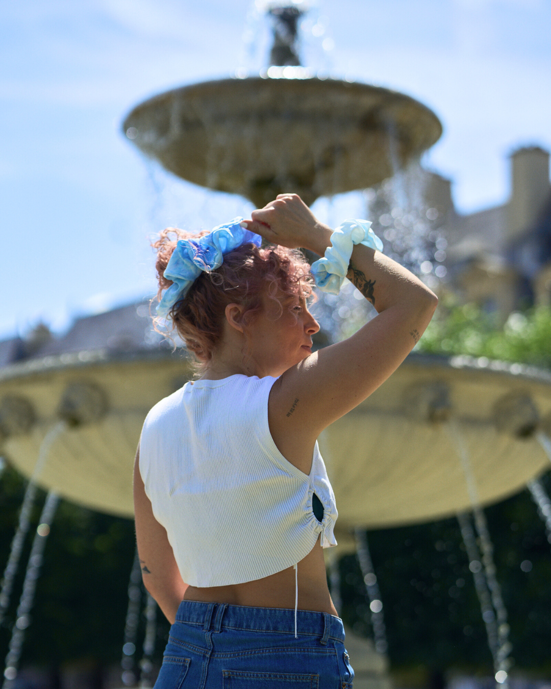 Jeune femme portant un chouchou Maxi et un choucu regular en soie pongé teint à la main à Paris selon la technique Shibori – motif Scrunch