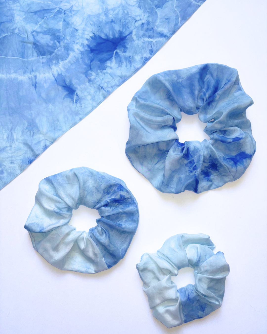 Packshot capsule en soie pongé teint à la main à Paris selon la technique Shibori – motif Scrunch